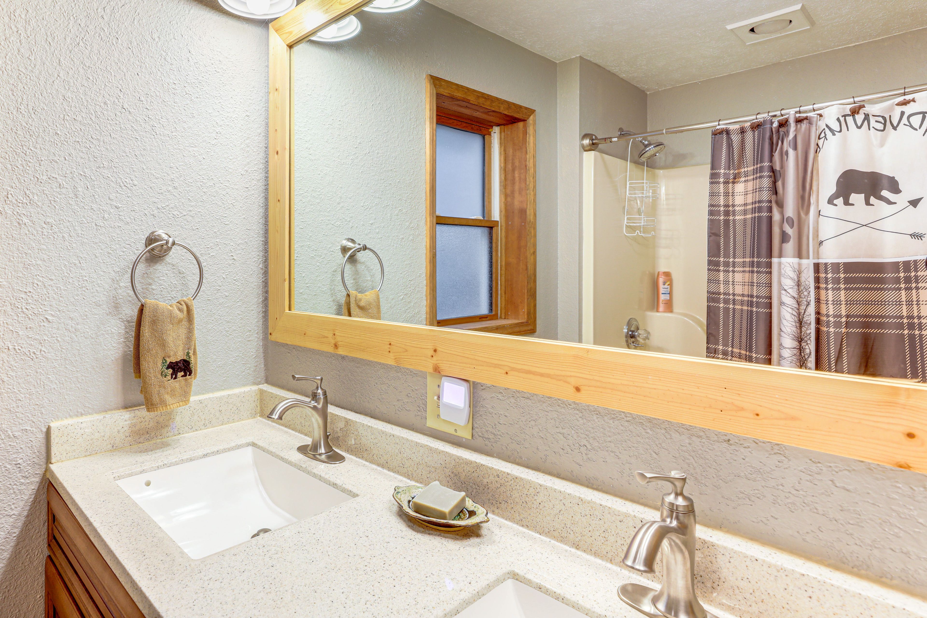 Full Bathroom | Towels Provided | Main Floor