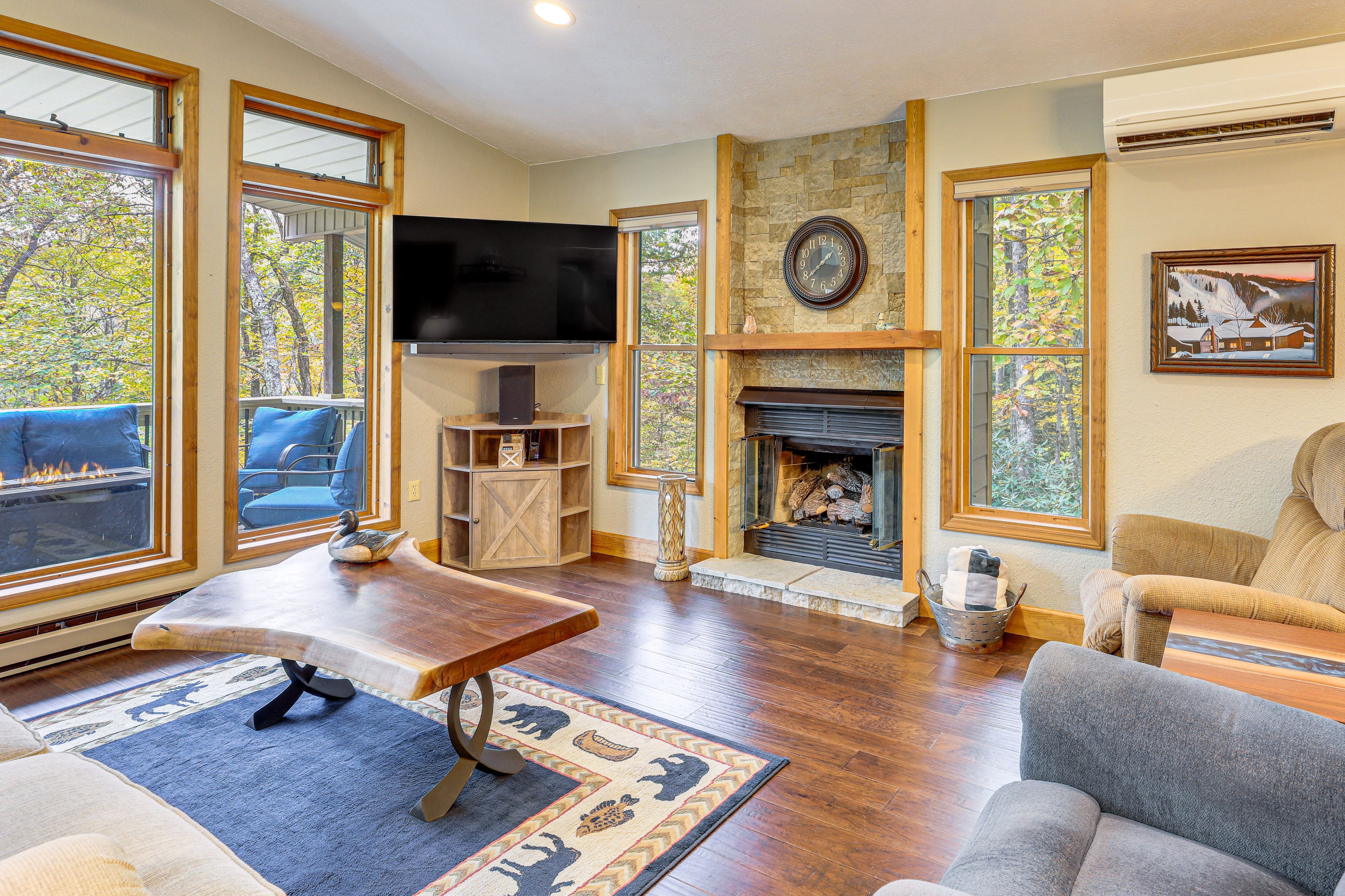 Living Area | TV | Gas Fireplace | Board Games | Main Floor