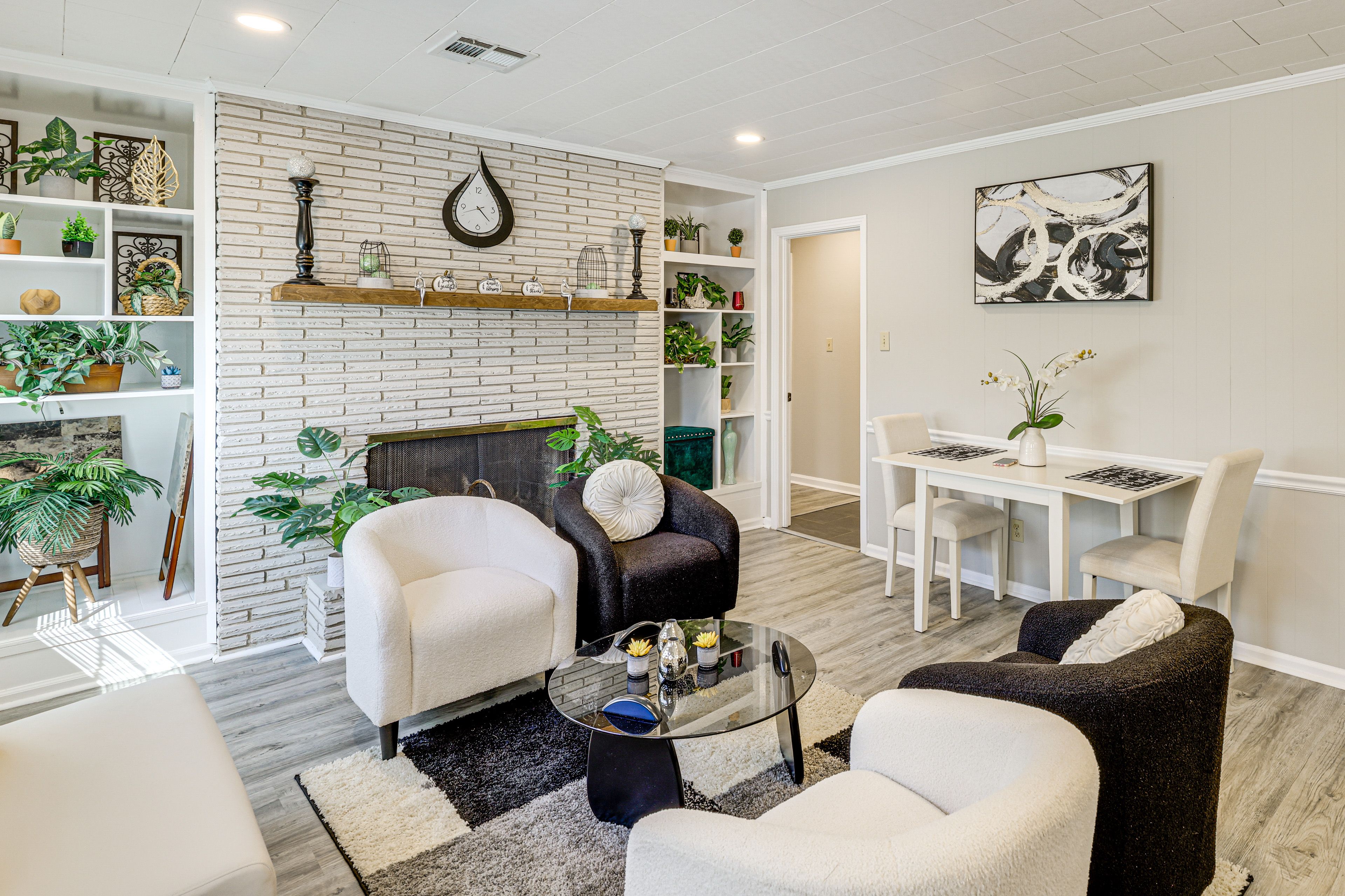 Sitting Area | Dining Table | Free WiFI | Central Air Conditioning/Heat