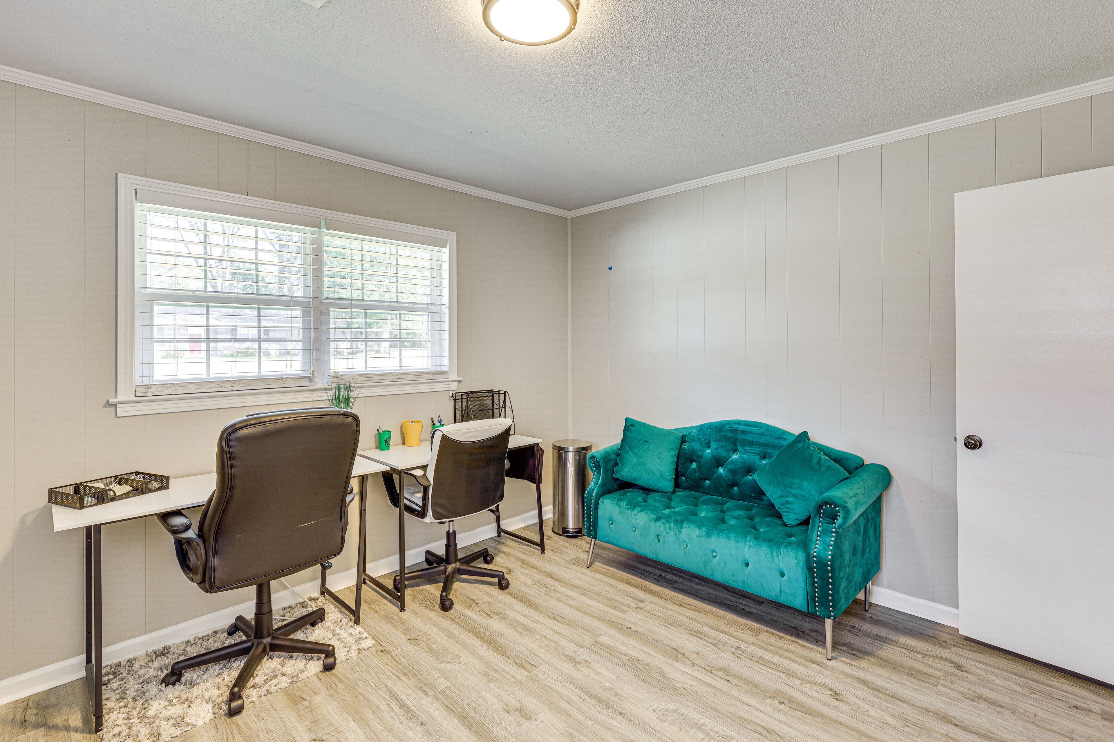 Private Office | 2 Workspaces | Lounge Seating