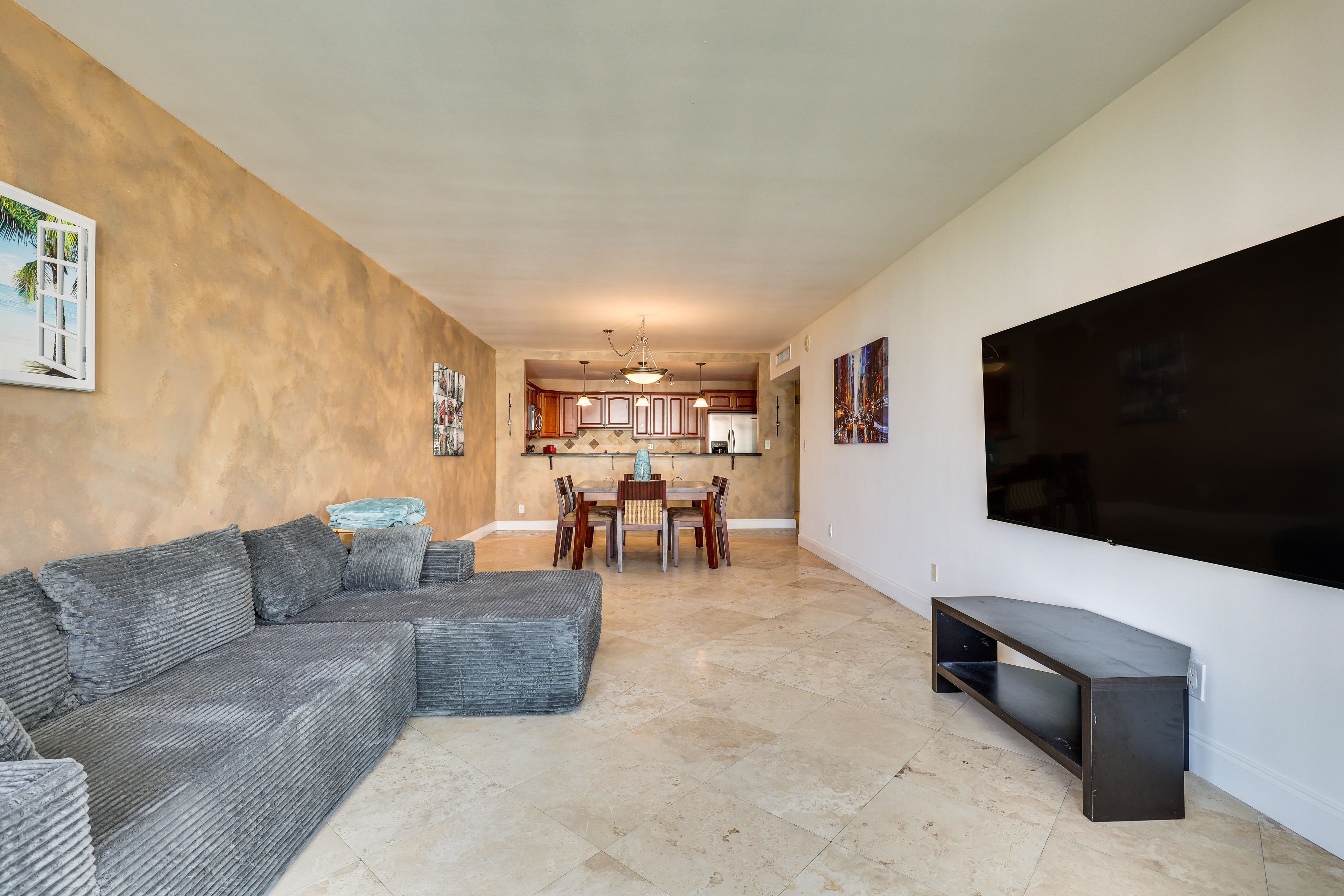 Living Room | Central A/C & Heating | Free WiFi