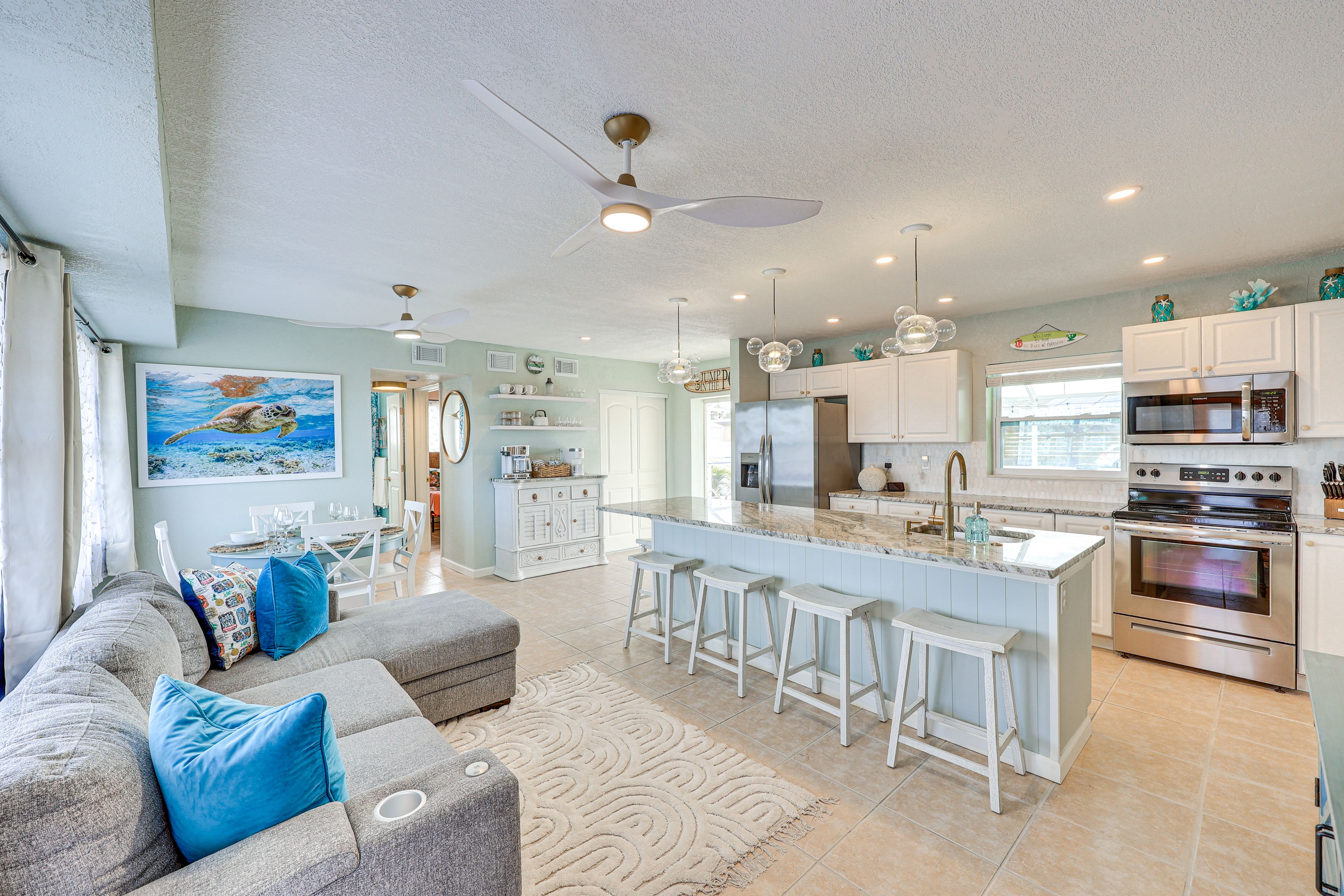 Living Room | Free WiFi | Central Heating & A/C | Smart TV | Full Sleeper Sofa