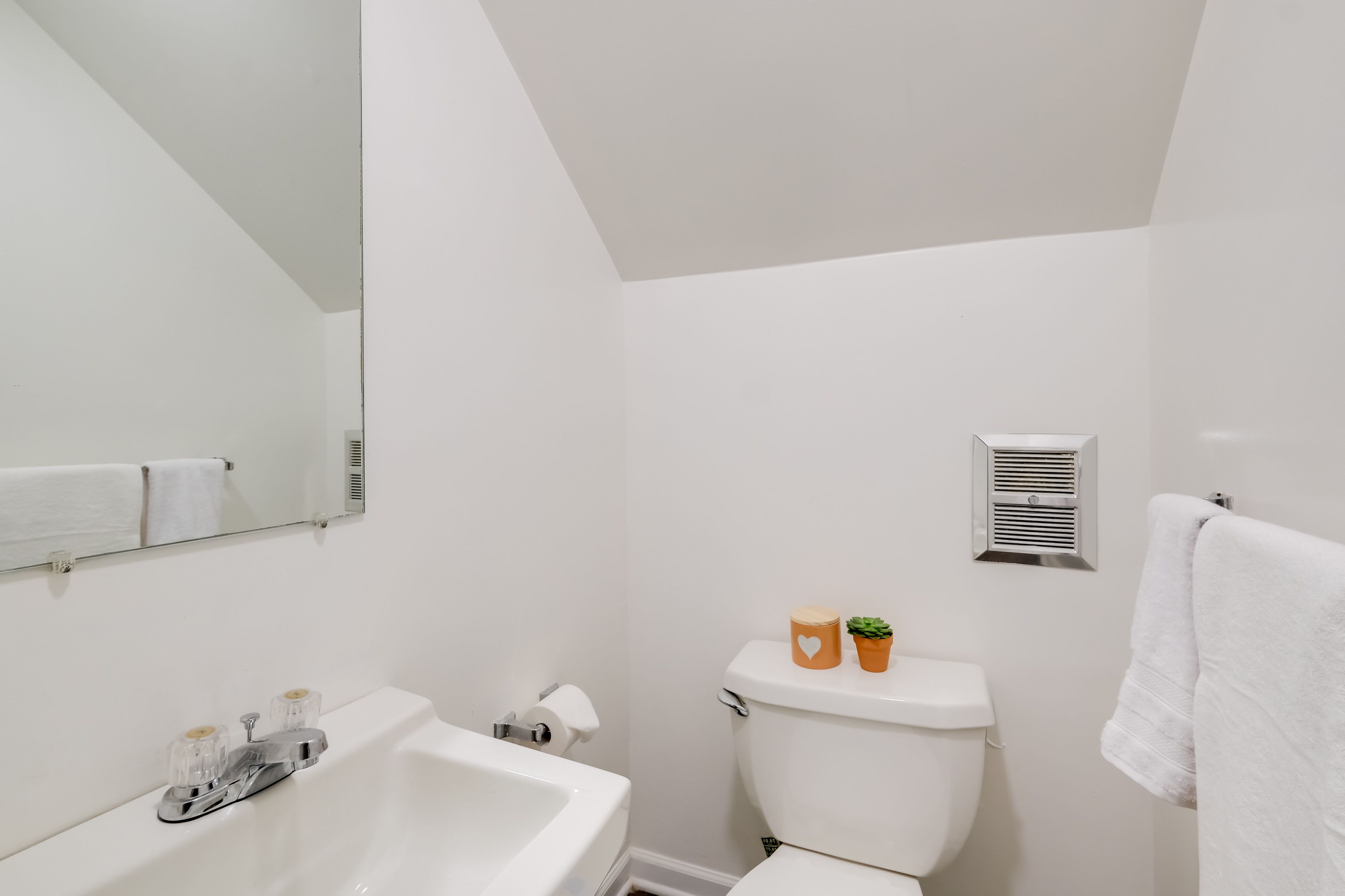 Half Bathroom | 1st Floor