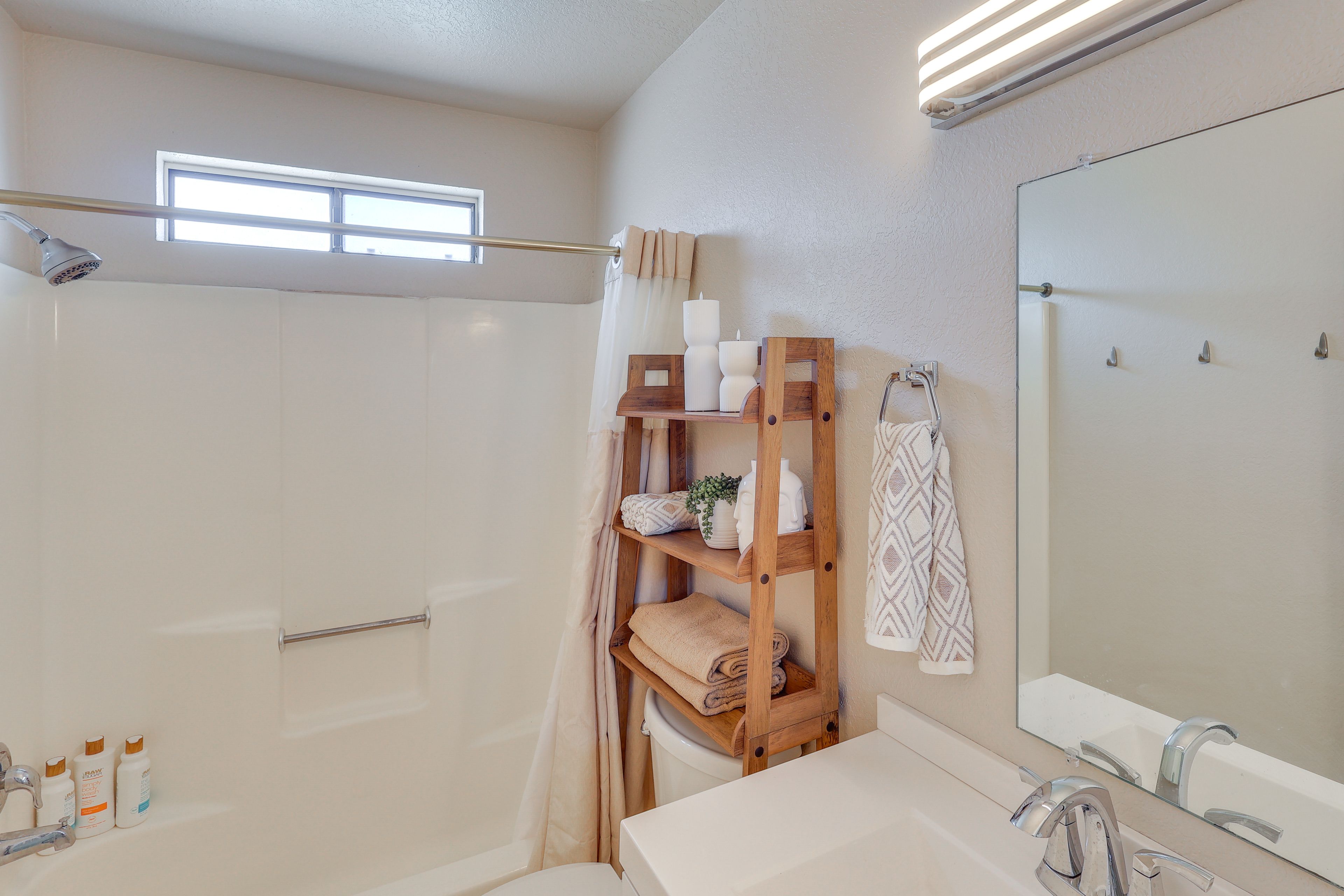 Full Bathroom | Complimentary Toiletries