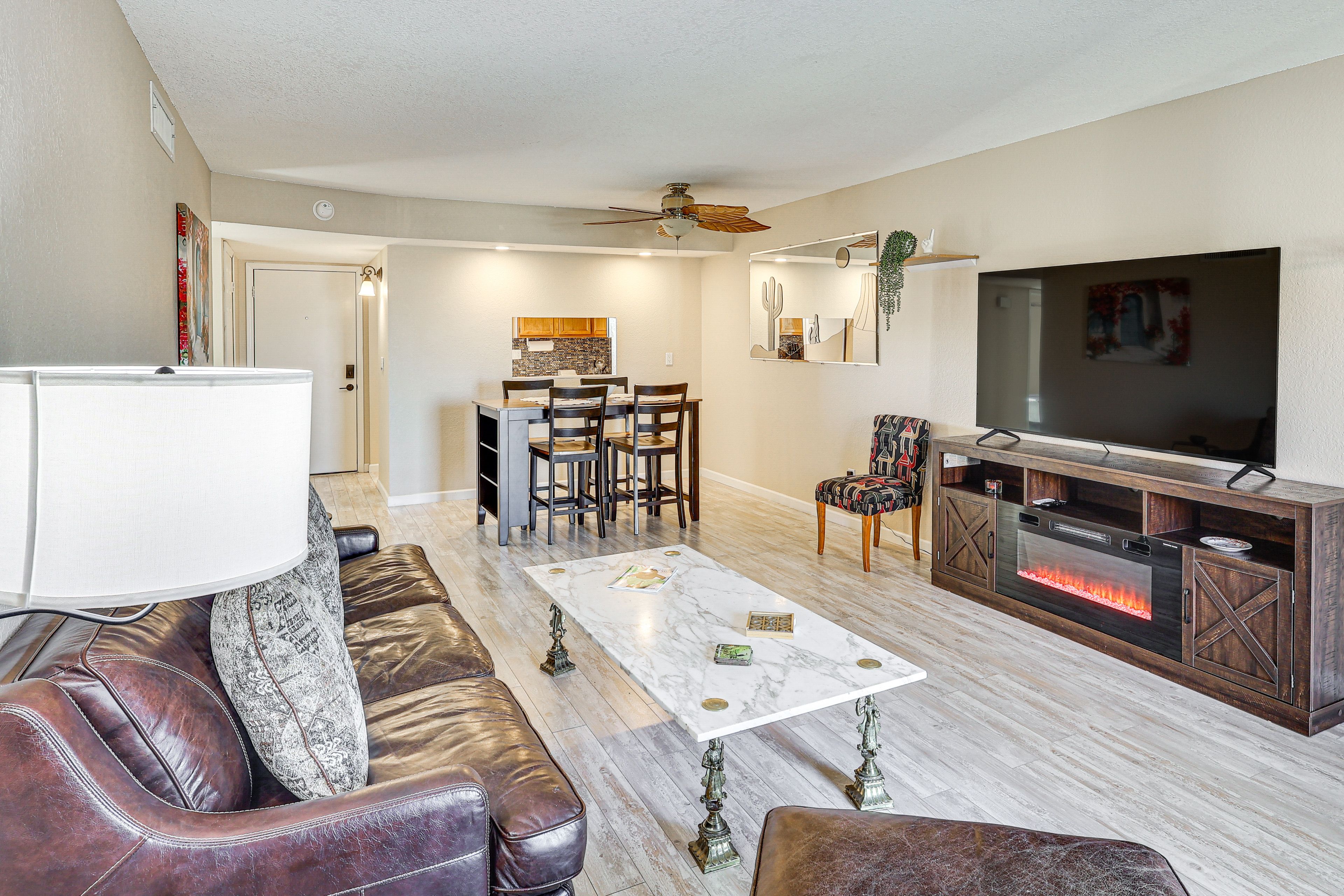 Living Room | Free WiFi | Central Heating & A/C | Smart TV