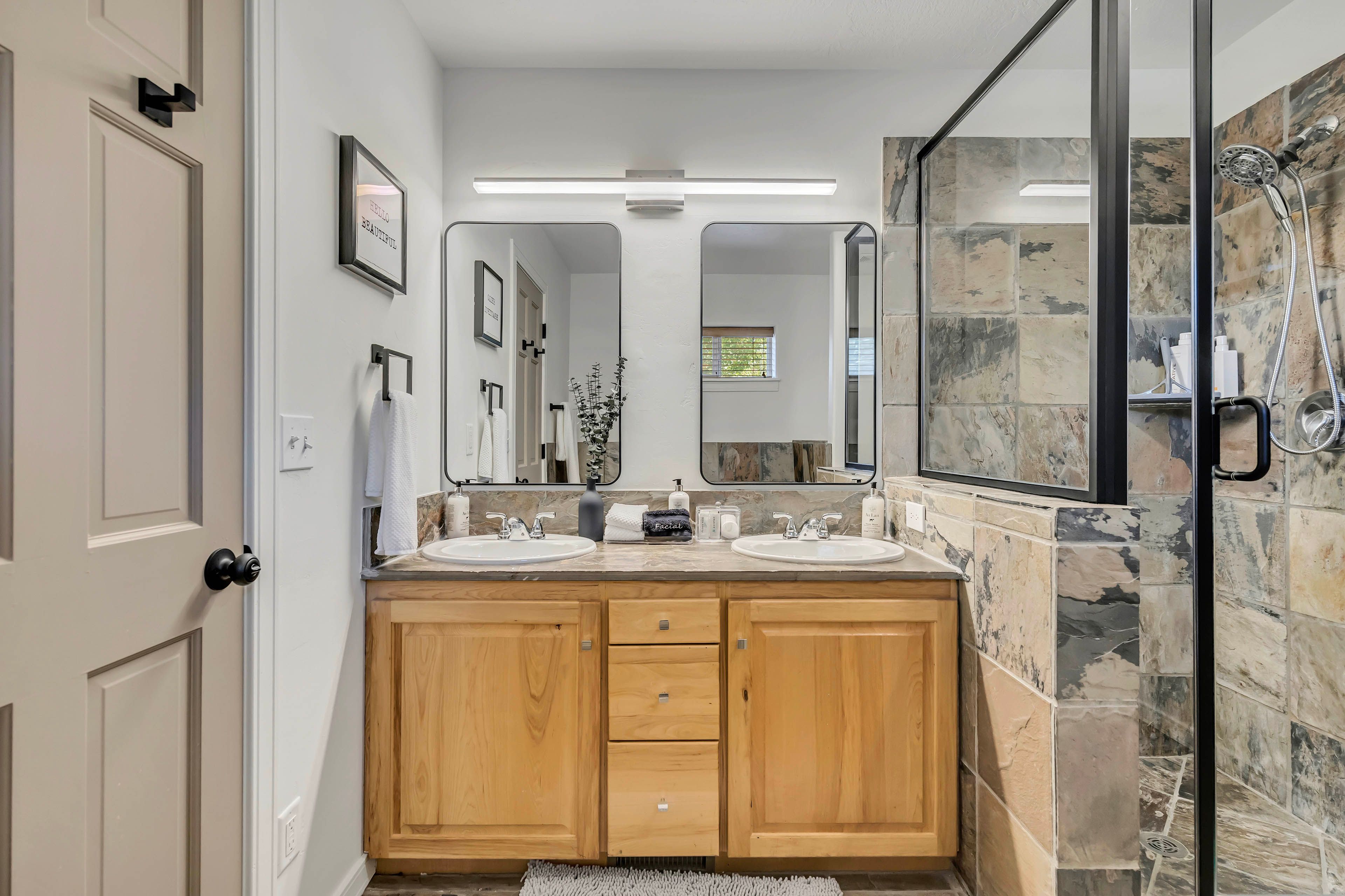 En-Suite Bathroom | Towels Provided | Upper Level