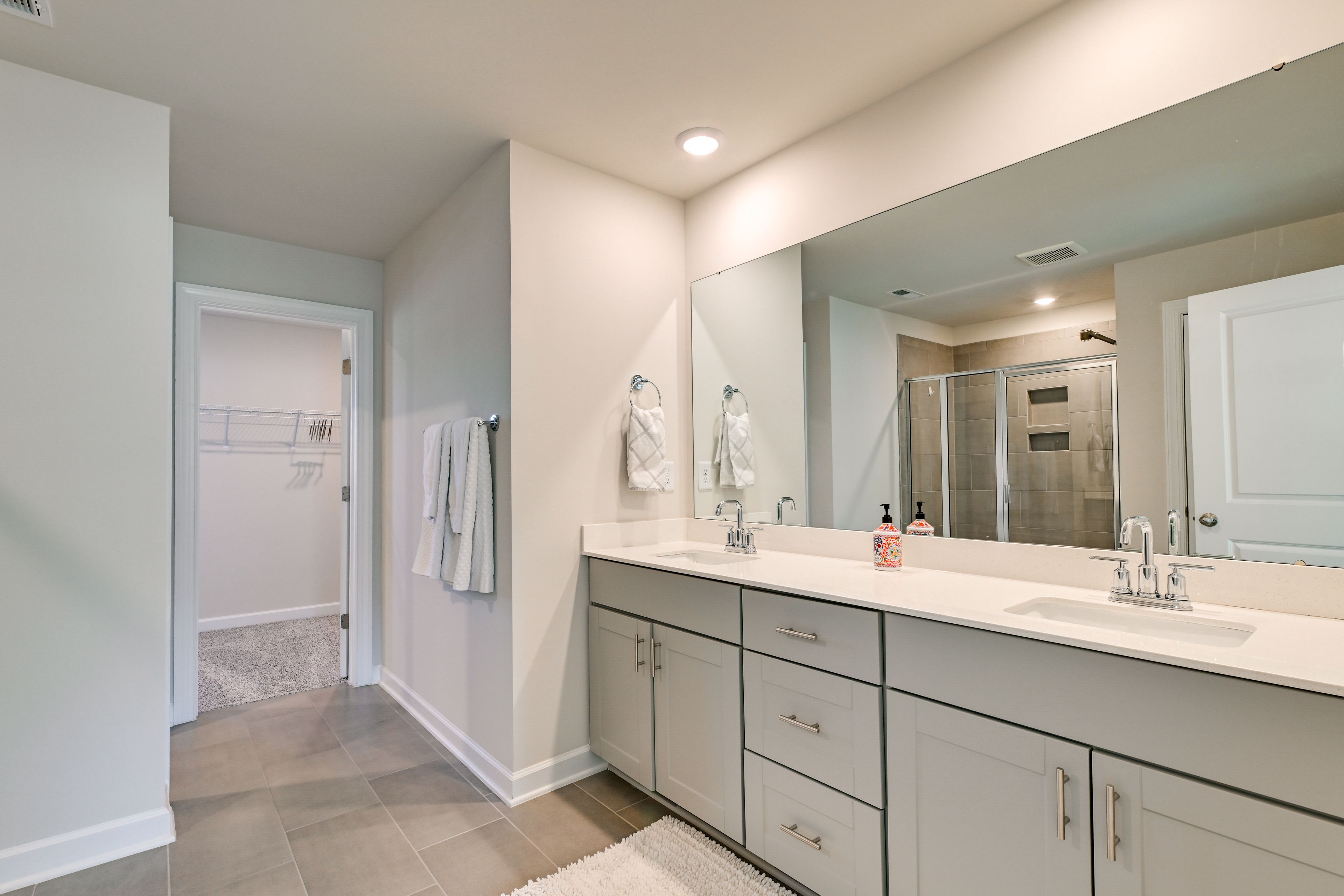 En-Suite Bathroom | 2nd Floor | Towels Provided | Walk-In Closet