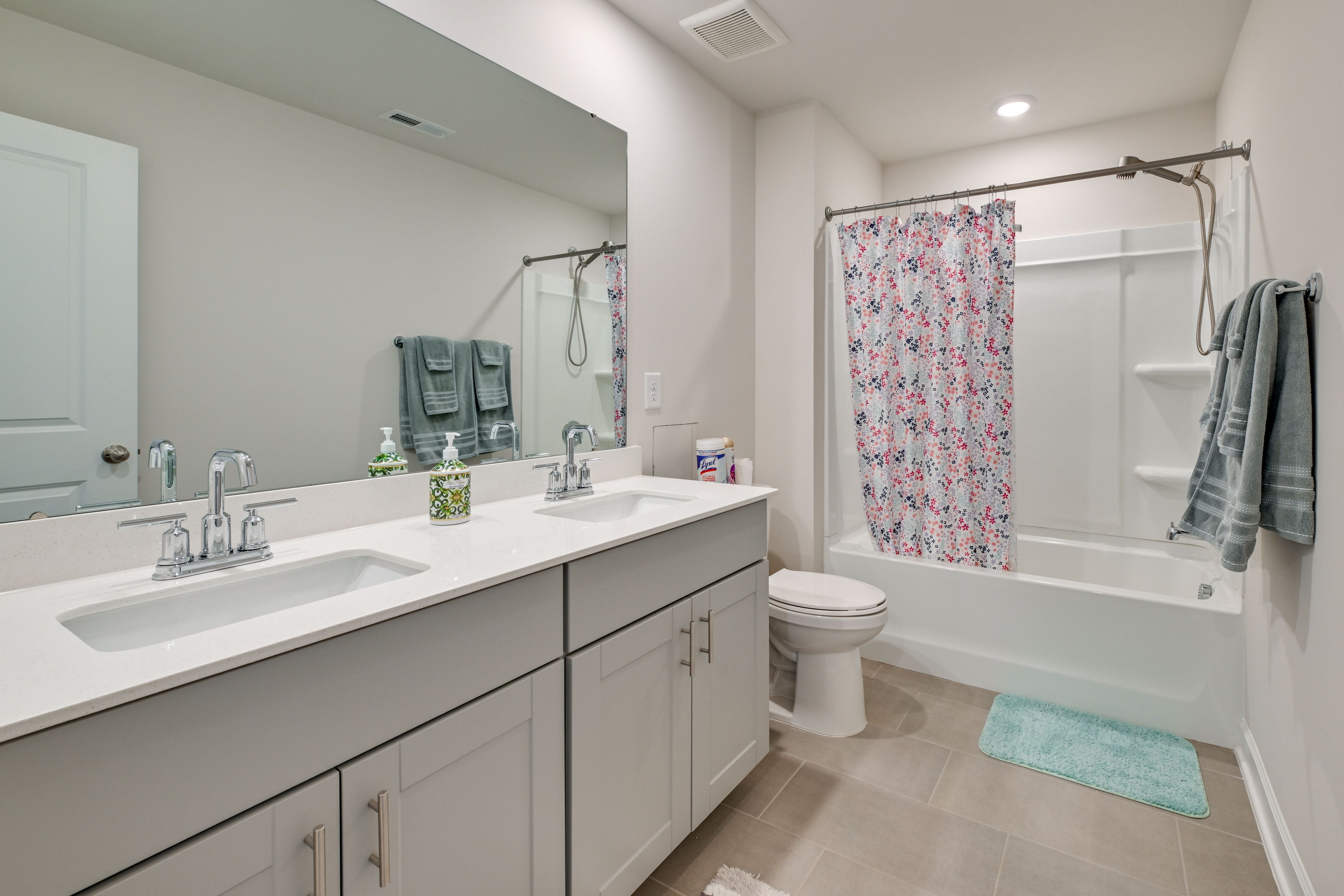 Full Bathroom | 2nd Floor | Complimentary Toiletries
