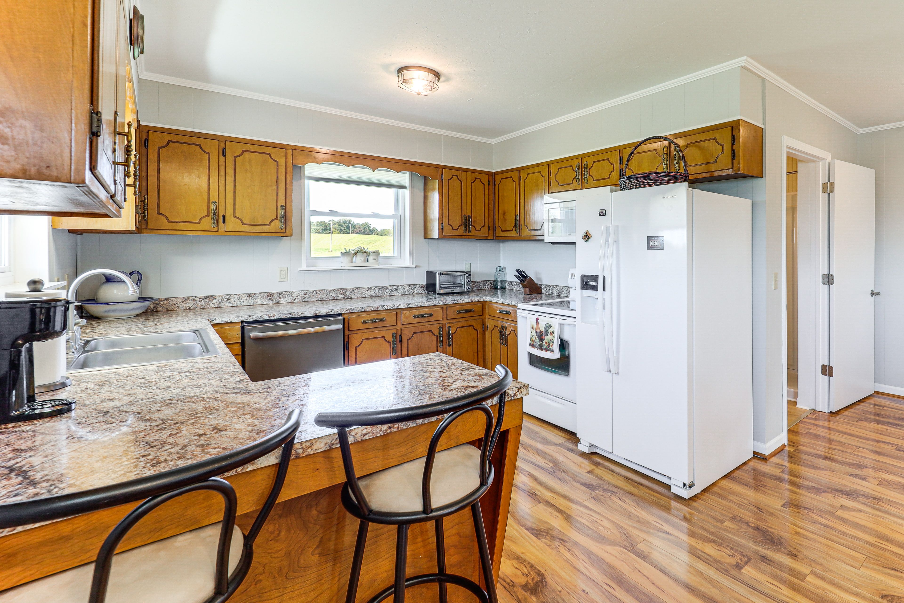 Kitchen | Breakfast Bar | Refrigerator