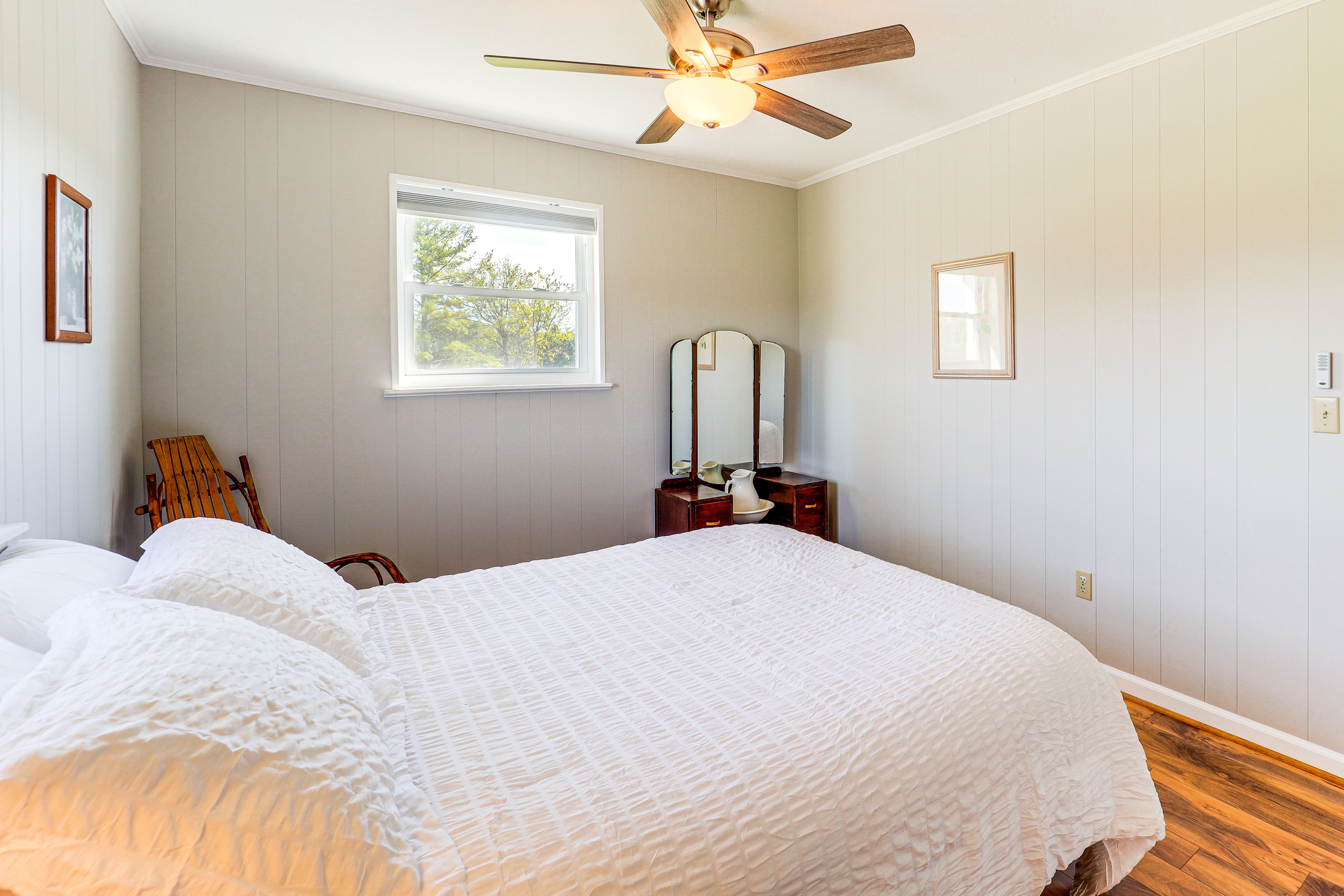 Bedroom 2 | Queen Bed