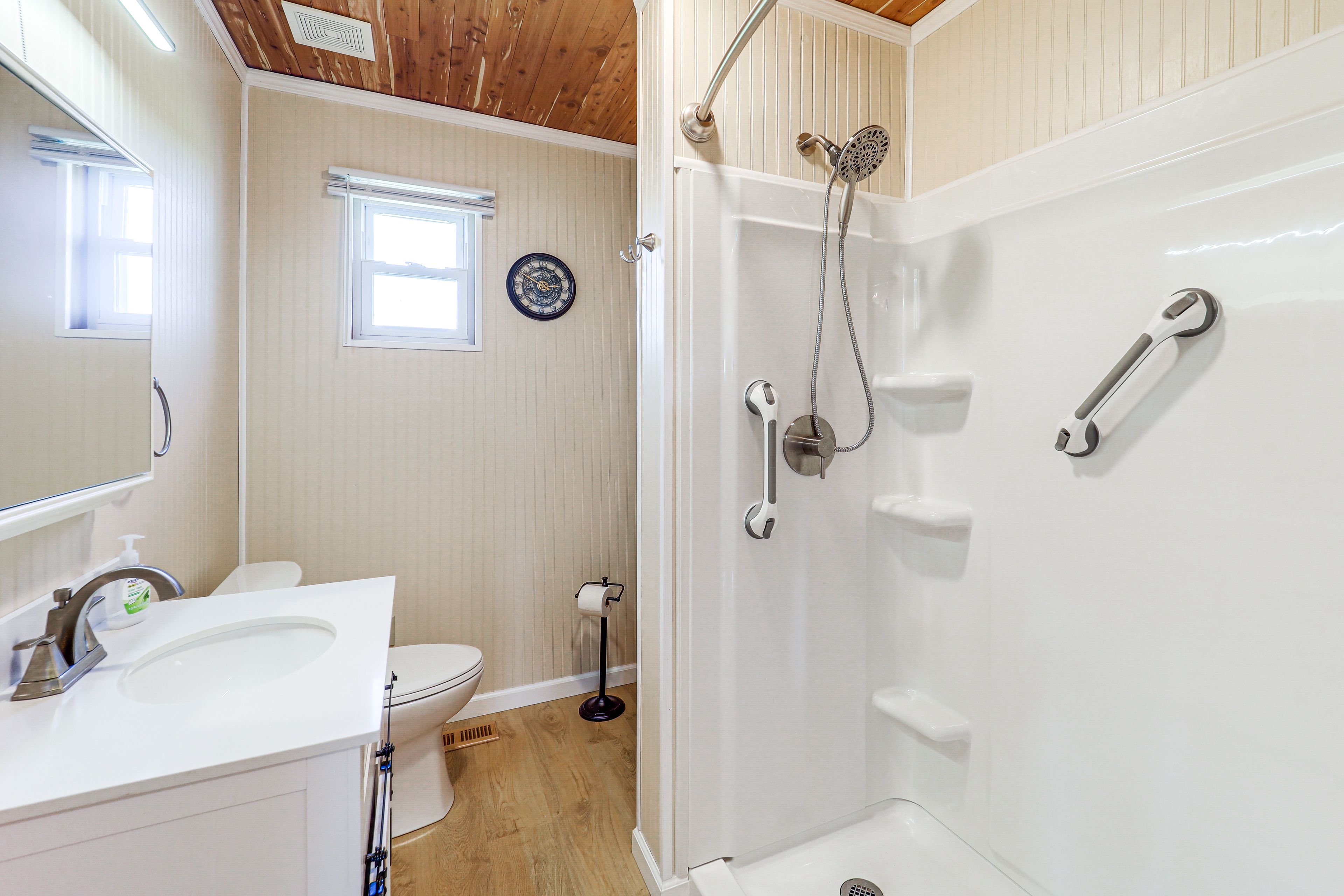 Full Bathroom | Complimentary Toiletries | Towels Provided