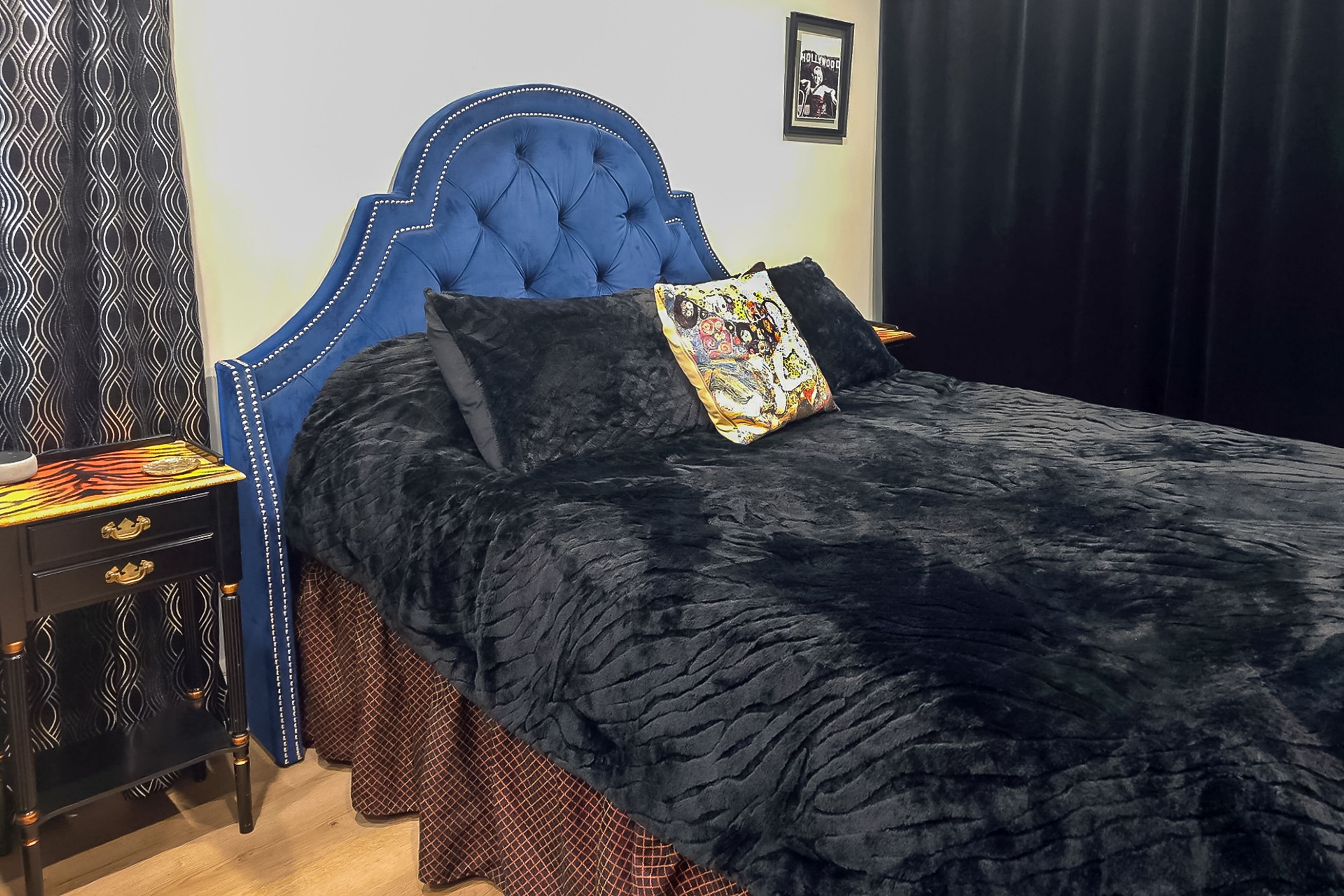 Studio | Queen Bed
