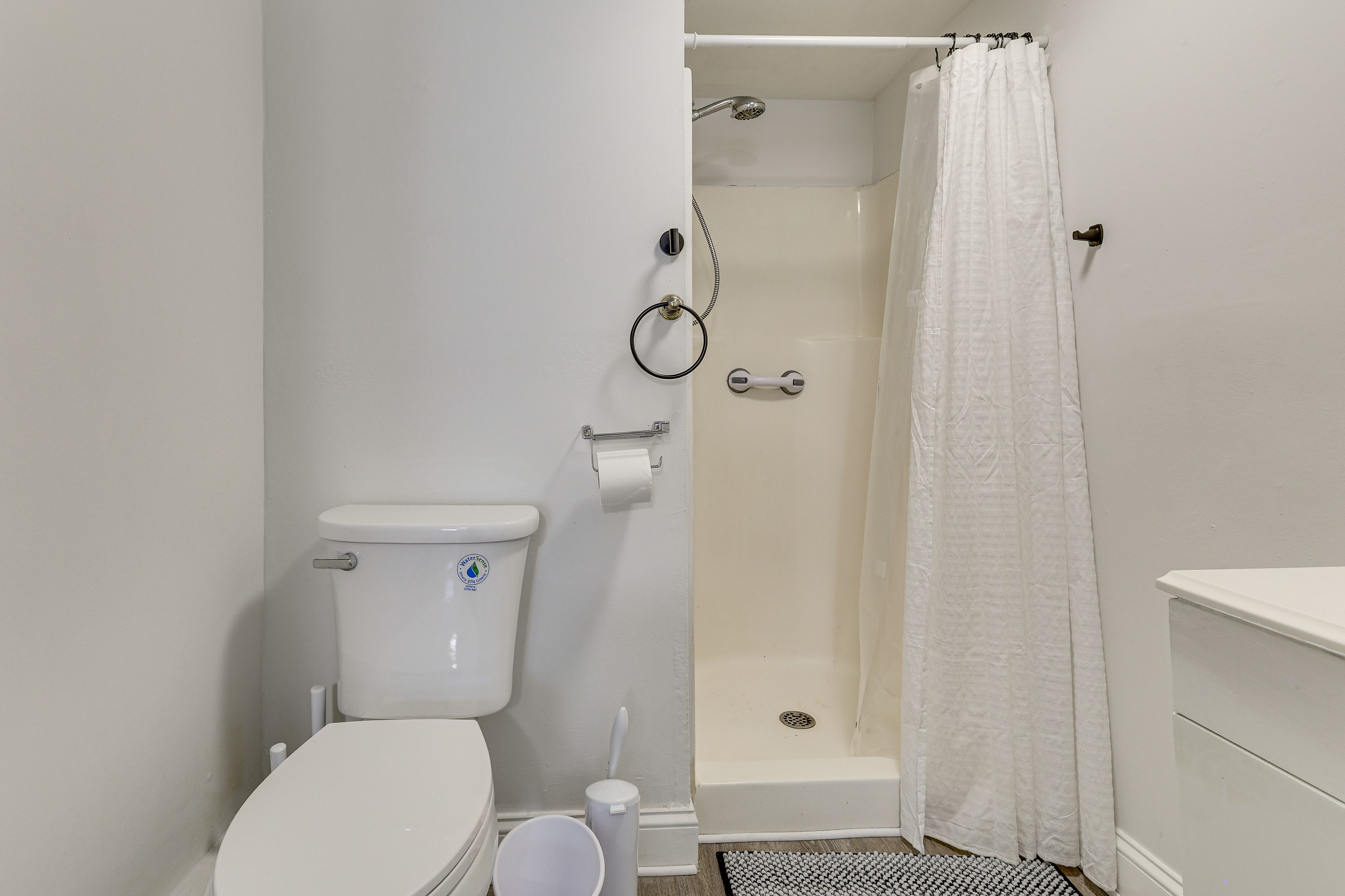 Full Bathroom | Complimentary Toiletries | Towels Provided