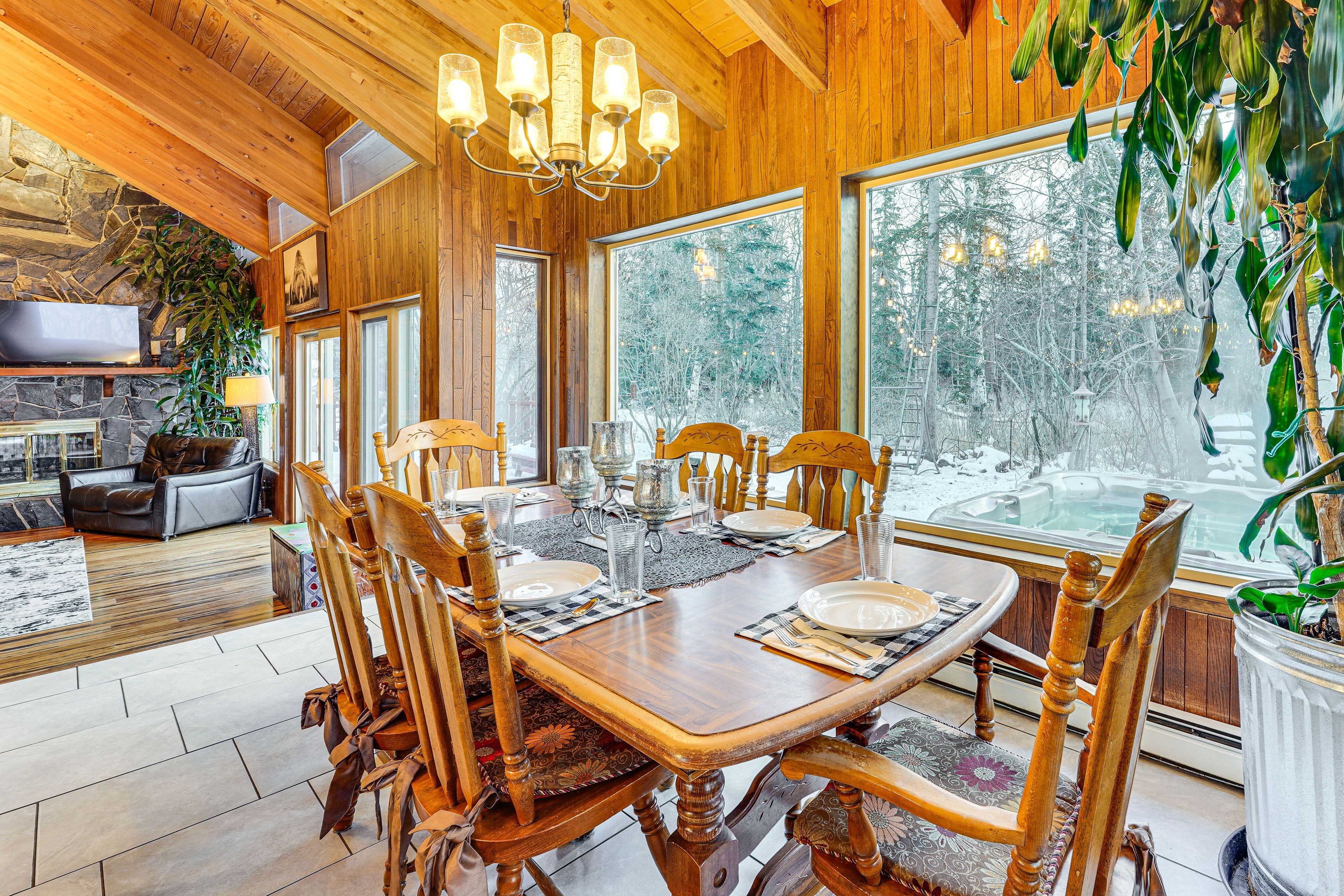 Dining Area | Dishware & Flatware | 3-Story Home