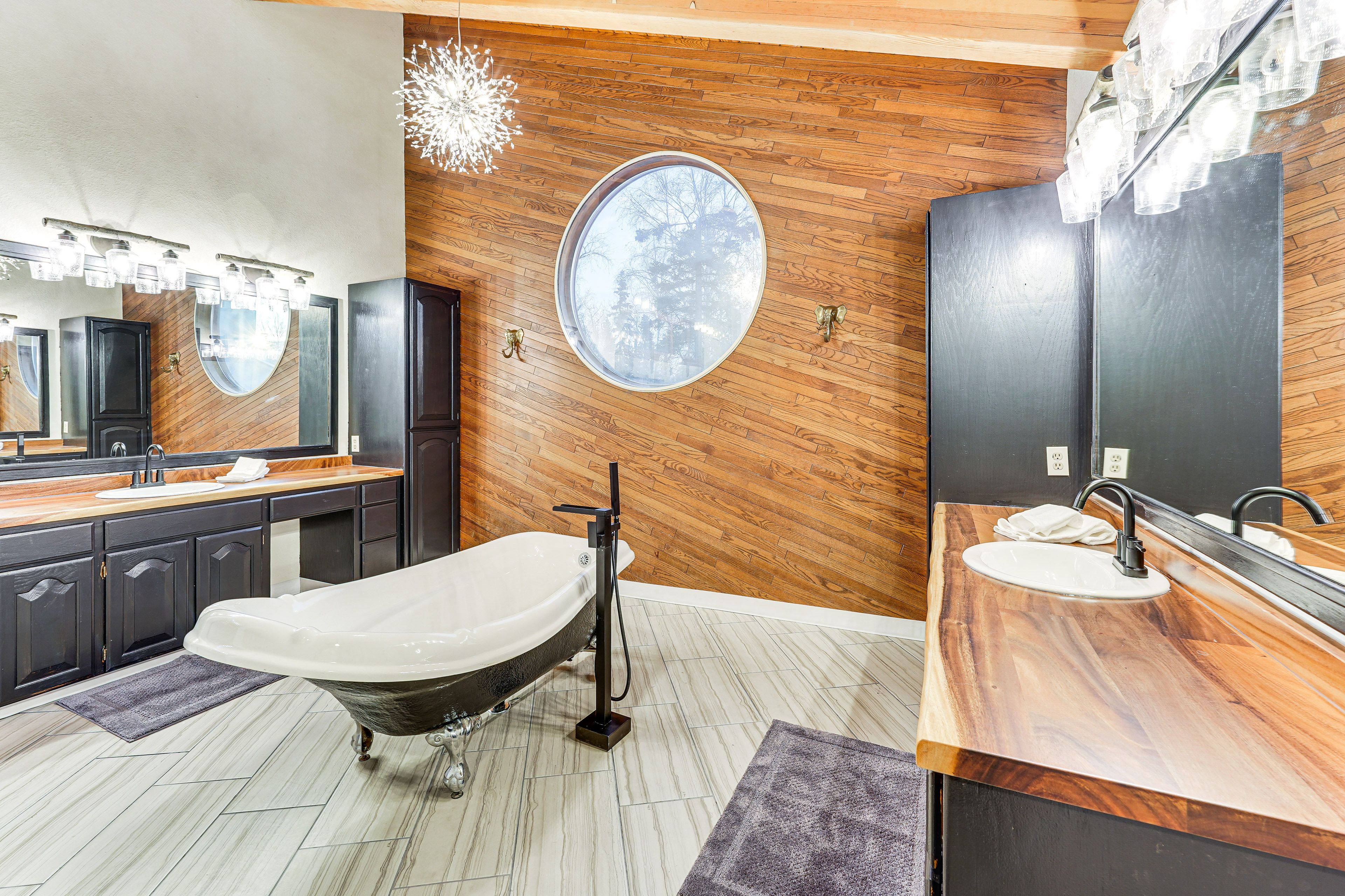 En-Suite Bathroom | Linens & Towels | Upper Level