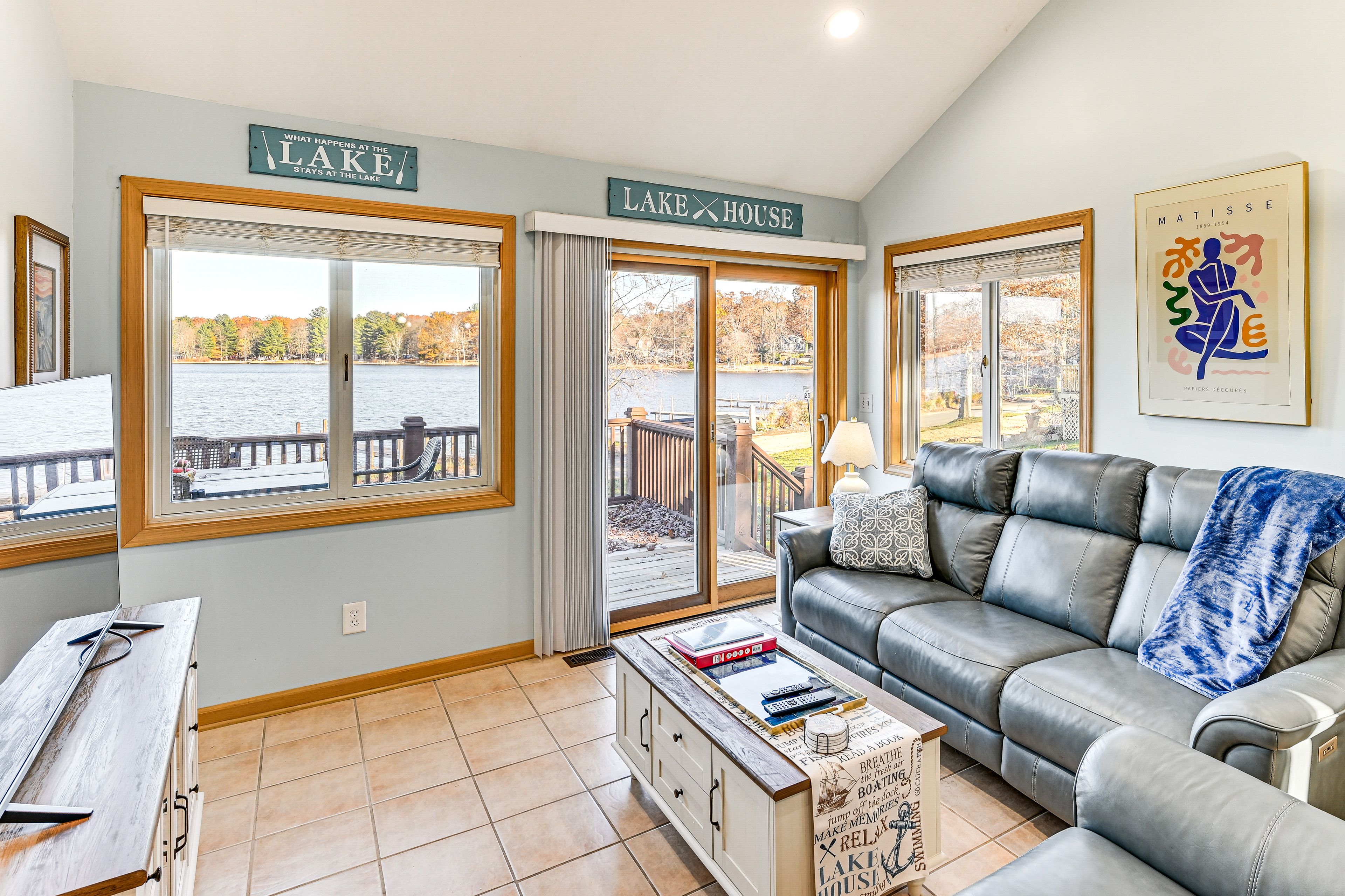 Living Room | Central A/C & Heating | Free WiFi