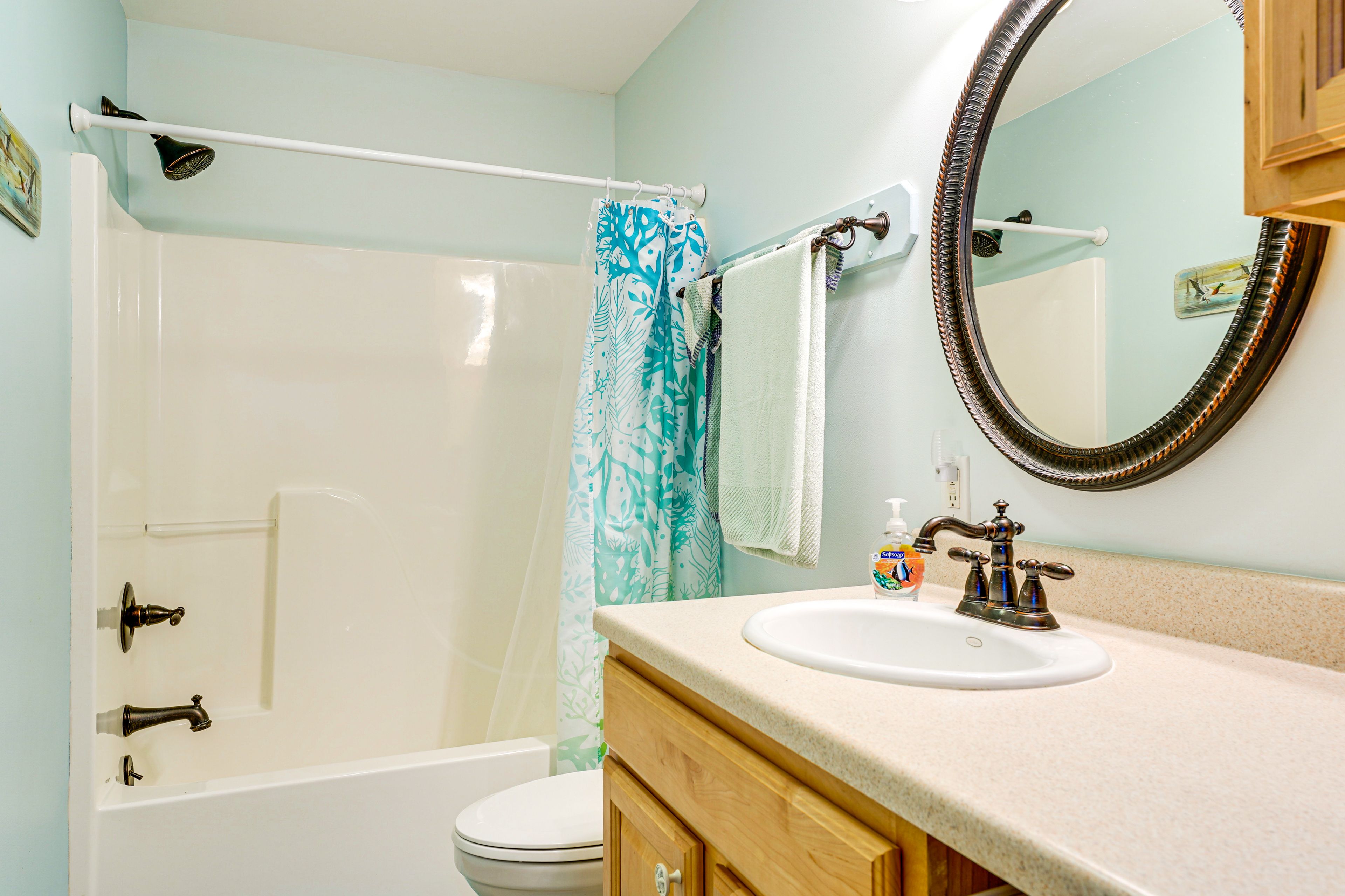 Full Bathroom | Towels Provided | Complimentary Toiletries