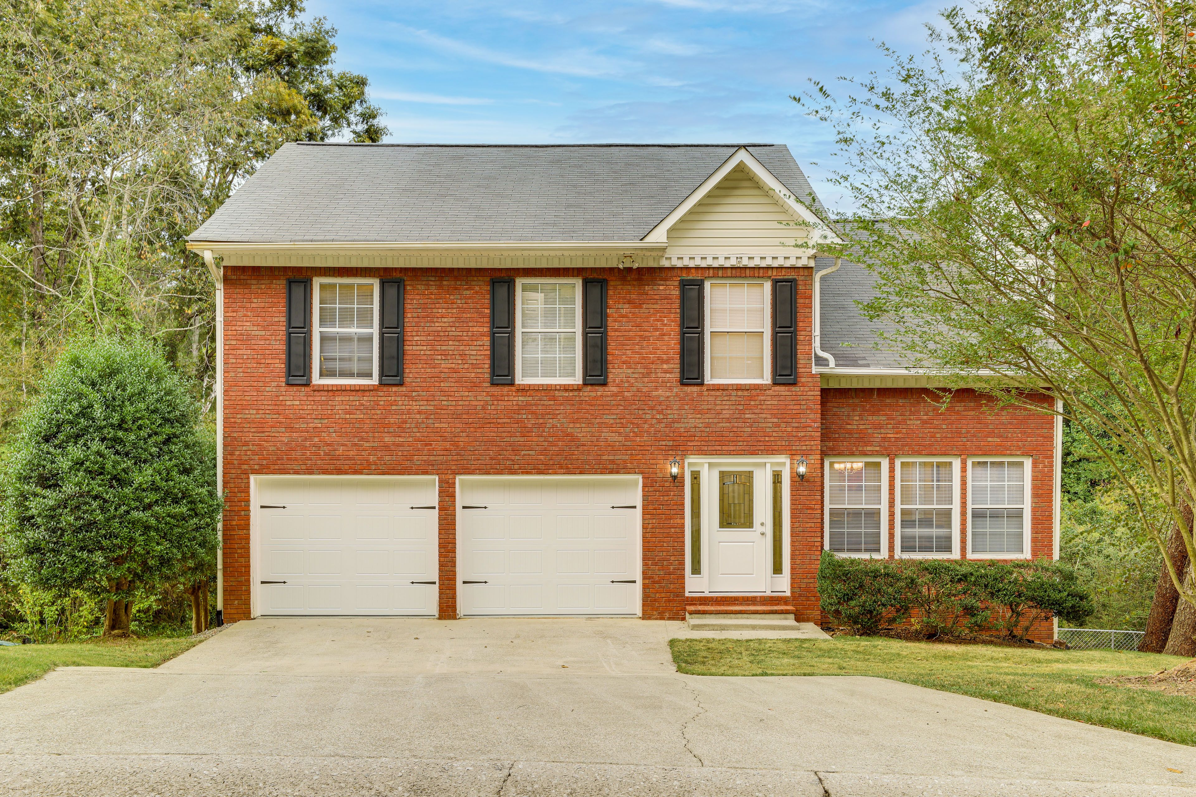 Parking | Driveway (2 Vehicles) | Garage (2 Vehicles)