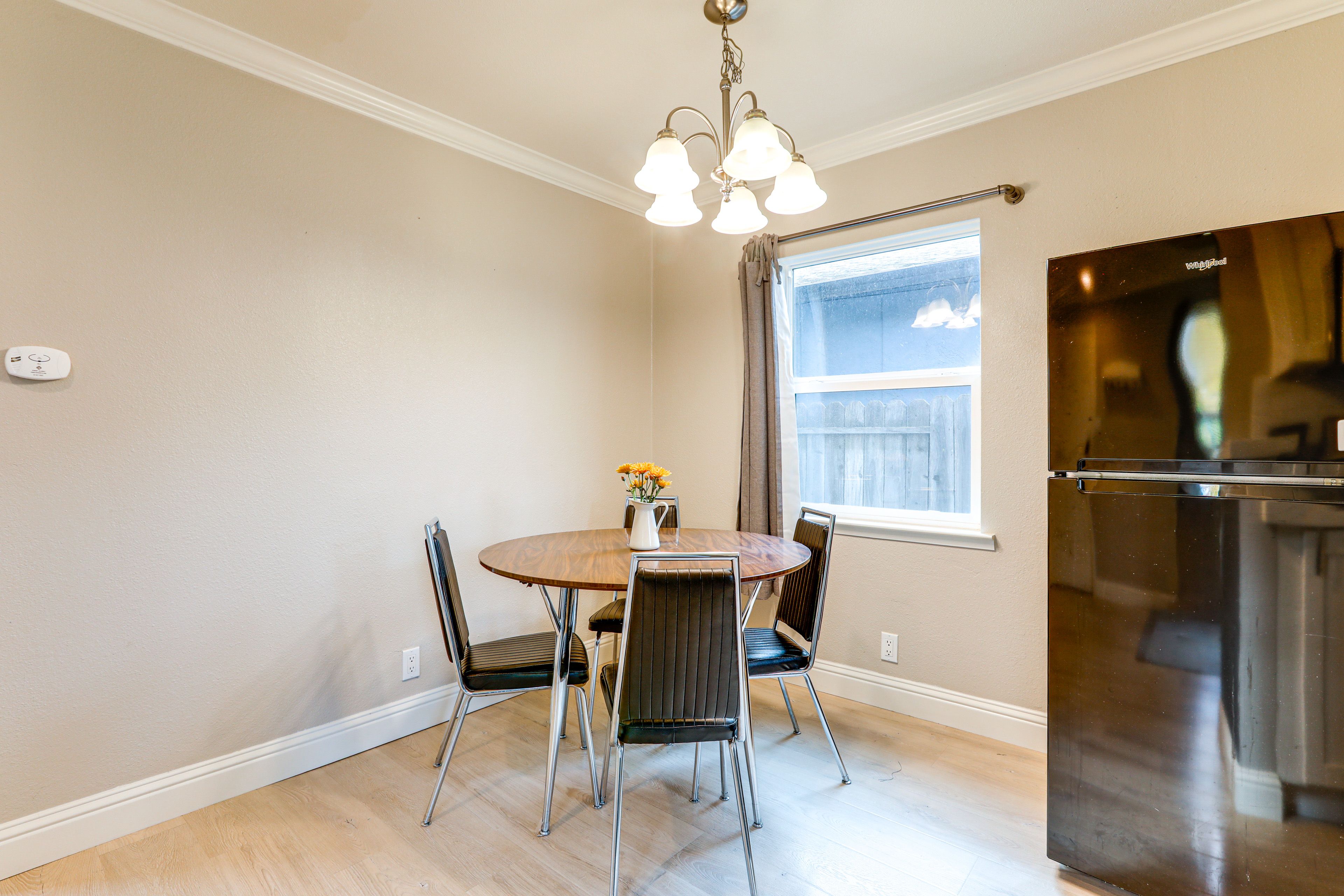 Dining Table | Dishware & Flatware