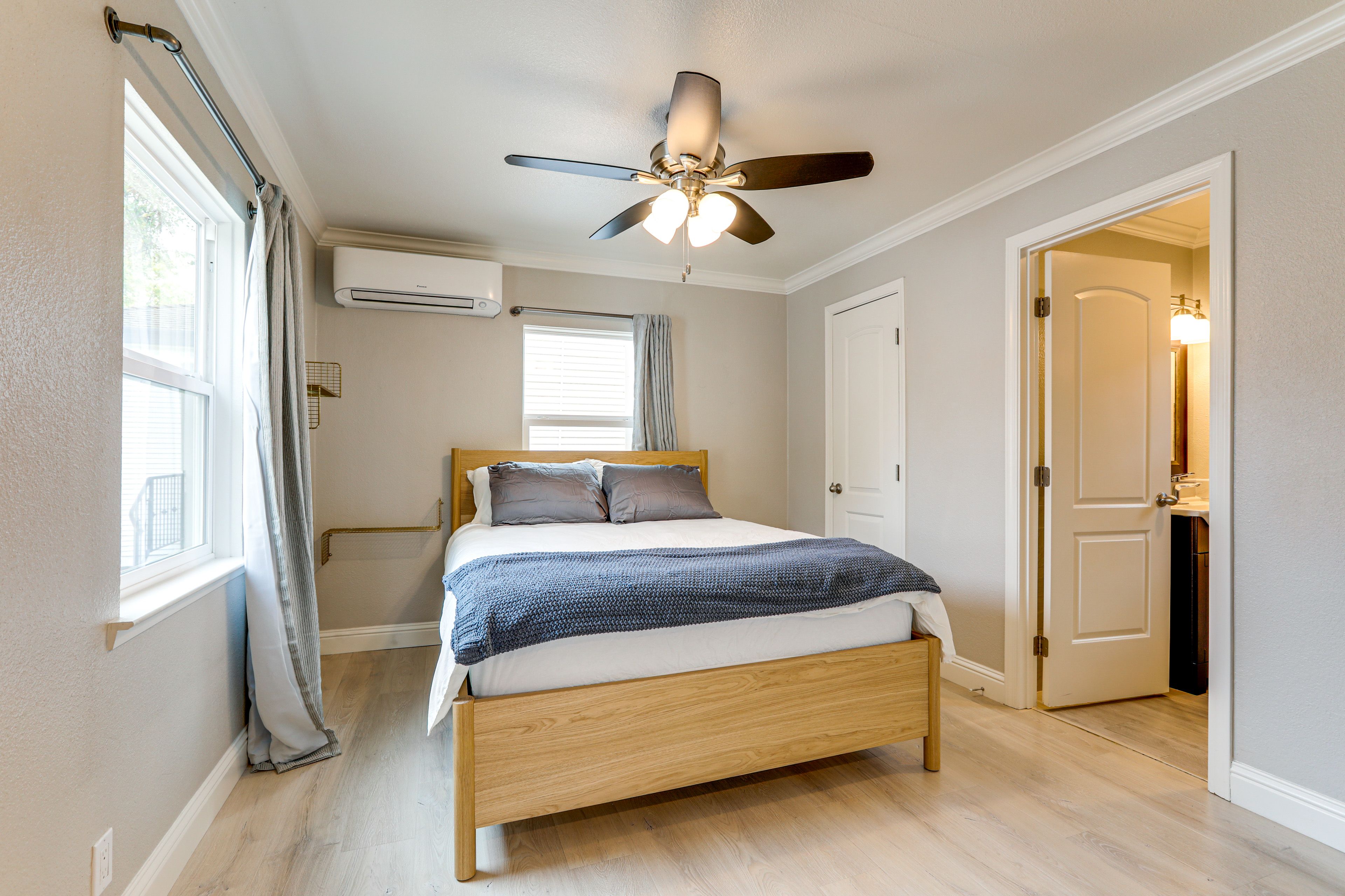 Studio | Queen Bed