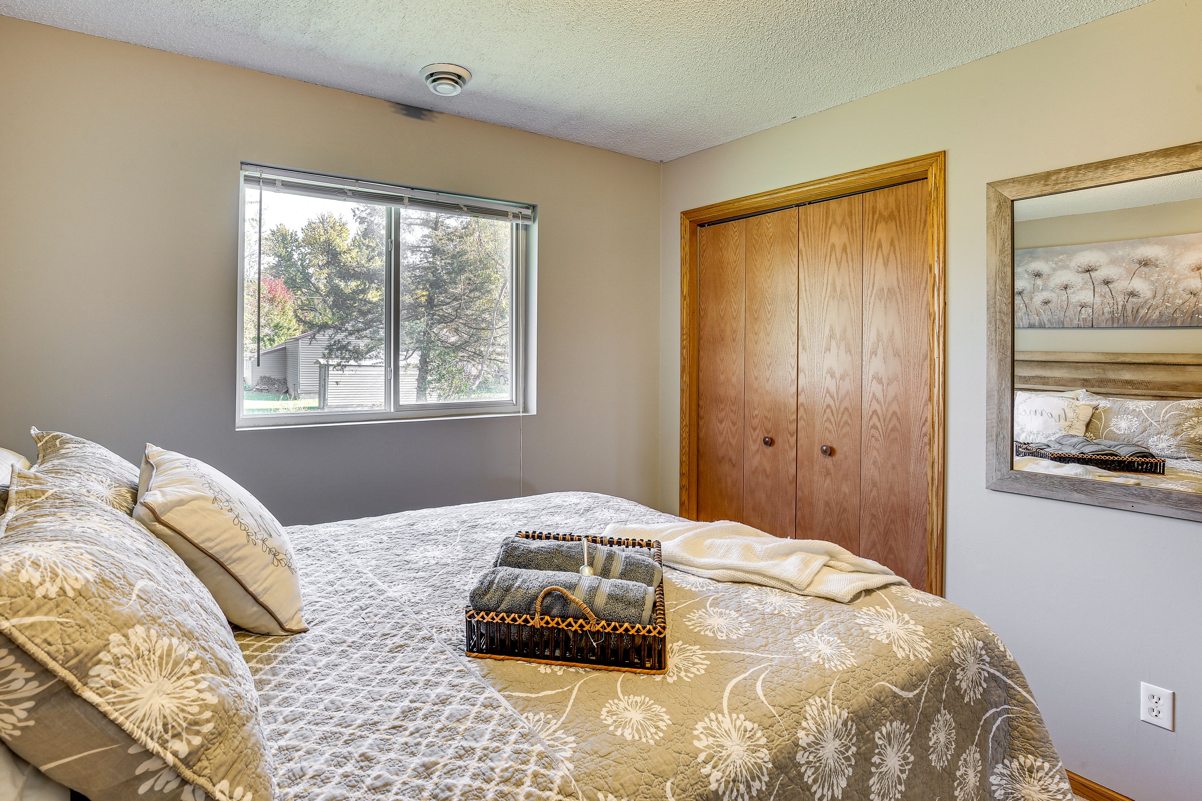 Bedroom 2 | Queen Bed