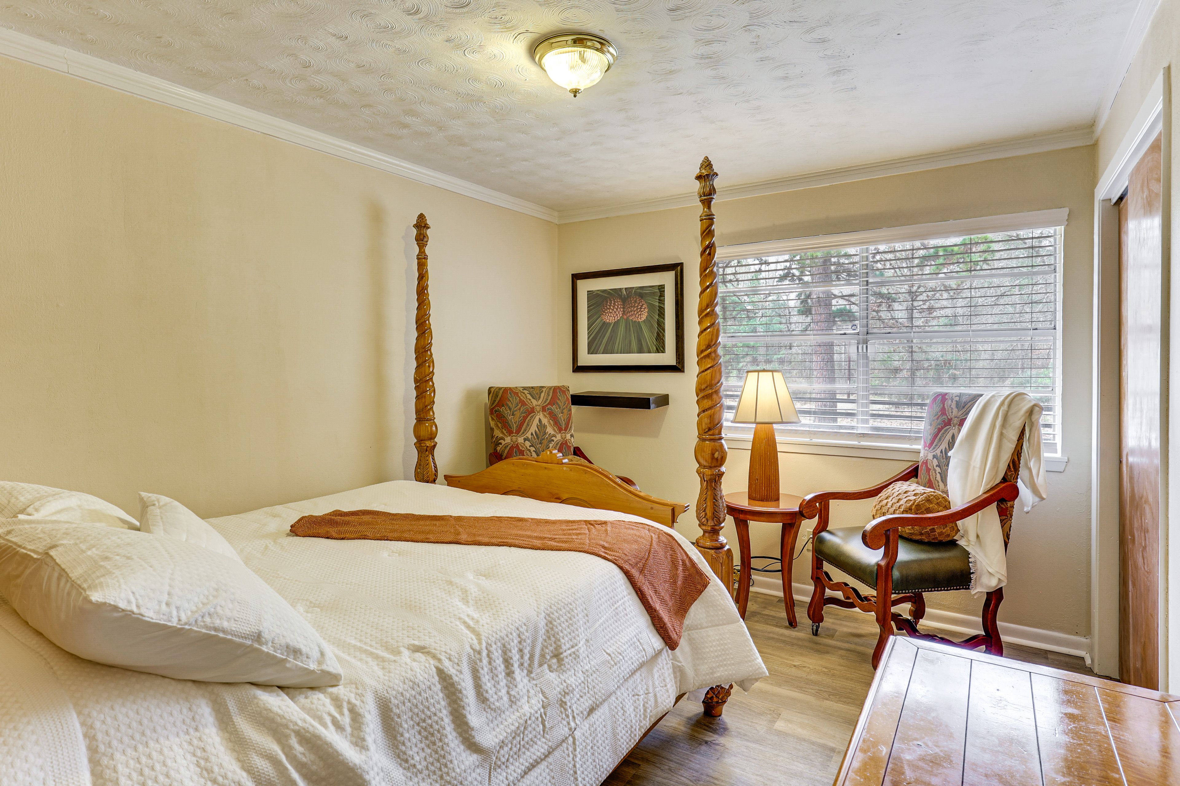 Bedroom 1 | Queen Bed