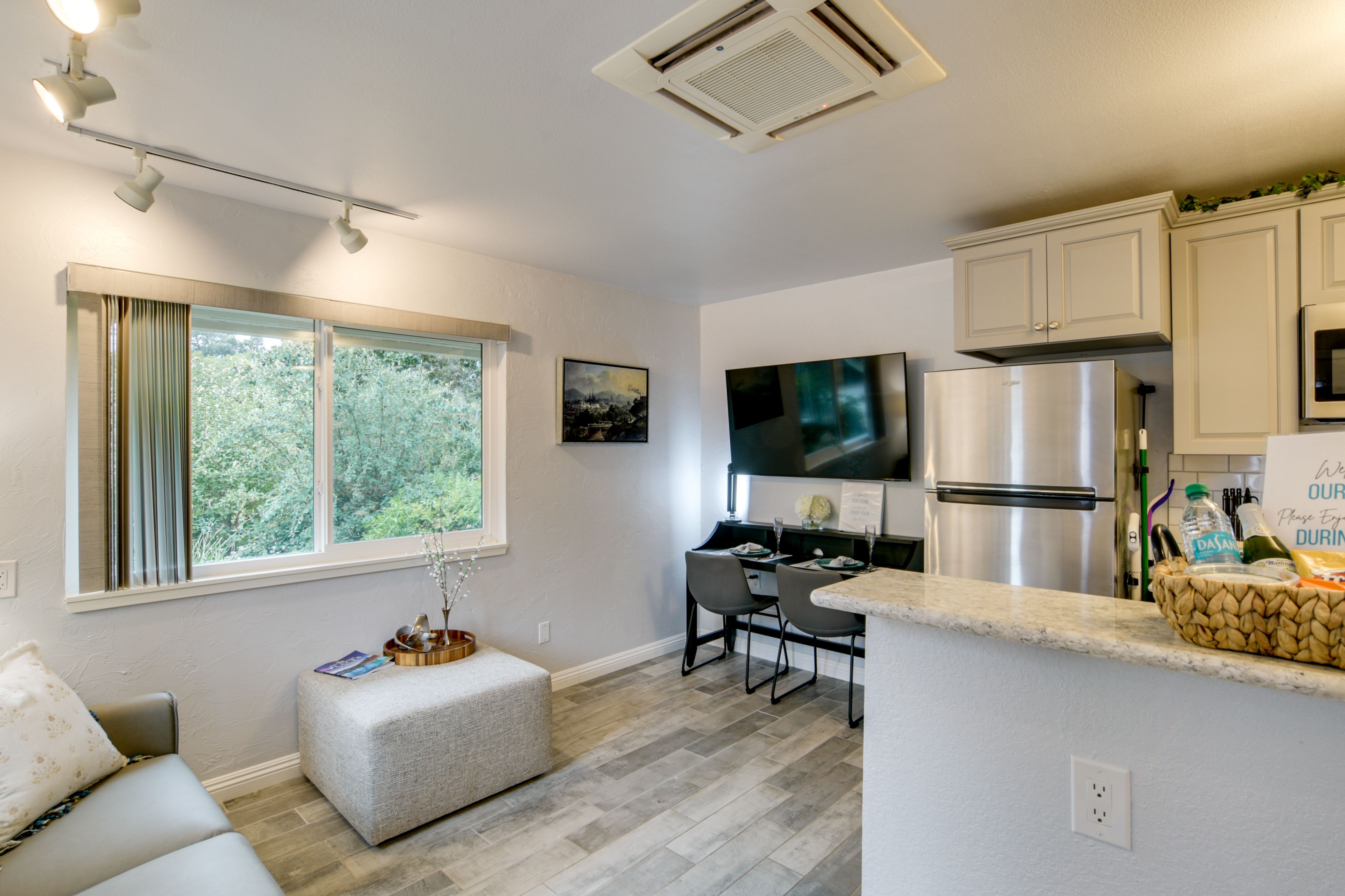 Living Room | Free WiFi | Central Heating & A/C | Smart TV