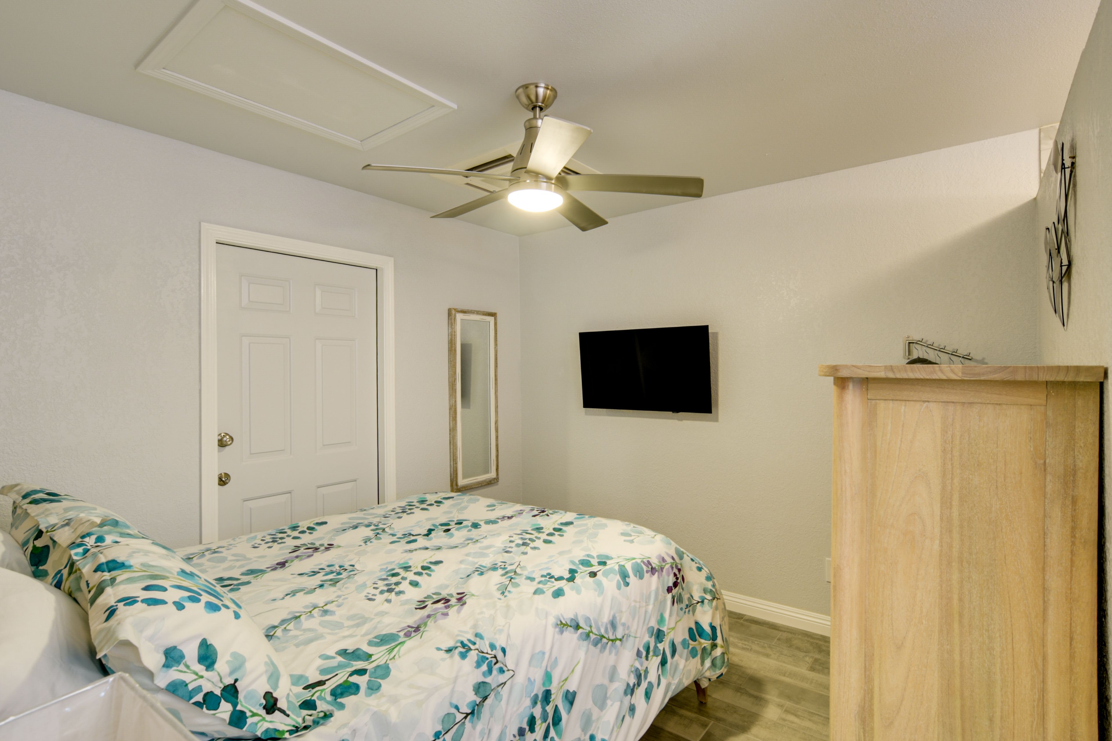 Bedroom | Queen Bed | Linens Provided