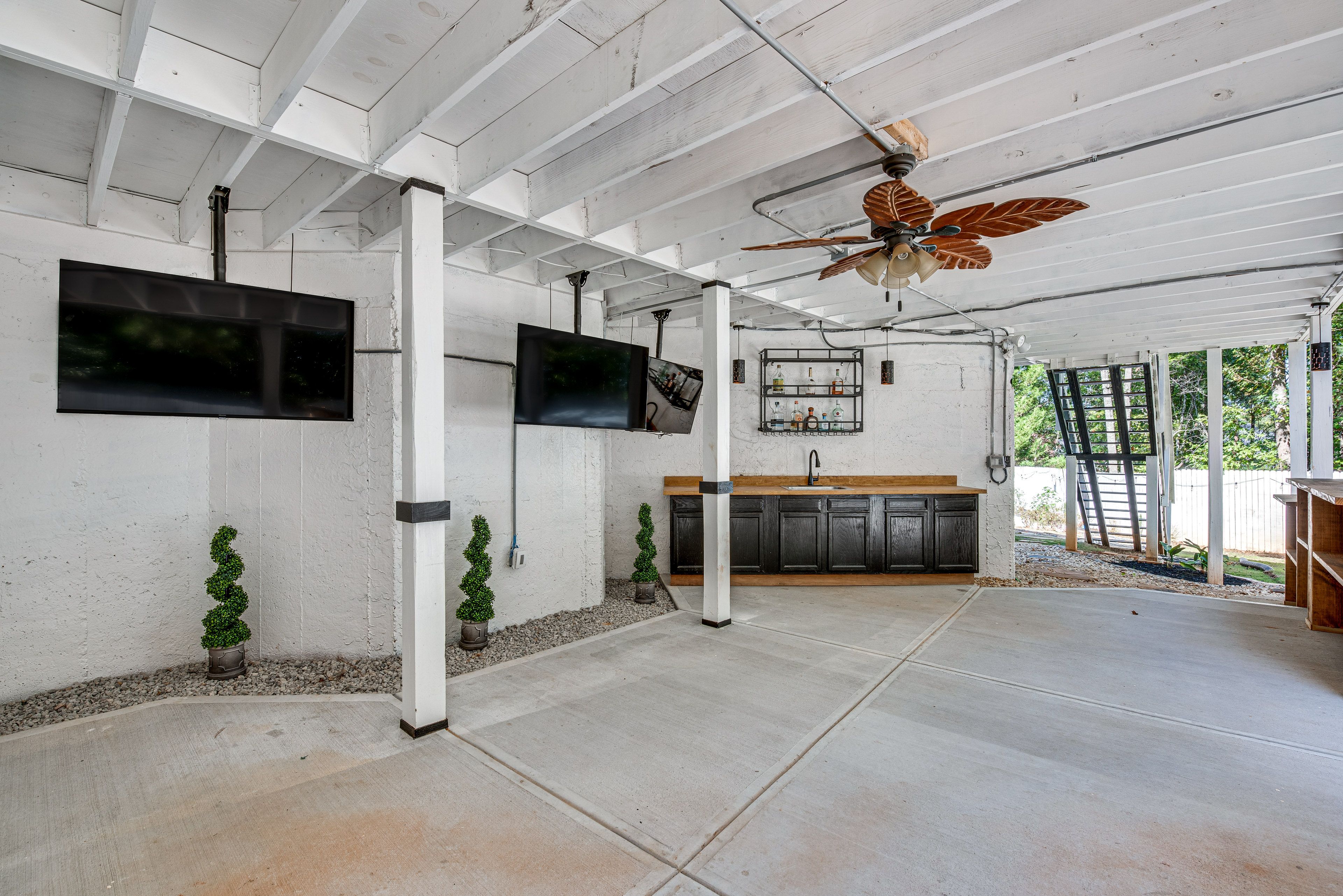 Outdoor Bar | Smart TVs | 6 Mi to Panola Mountain State Park