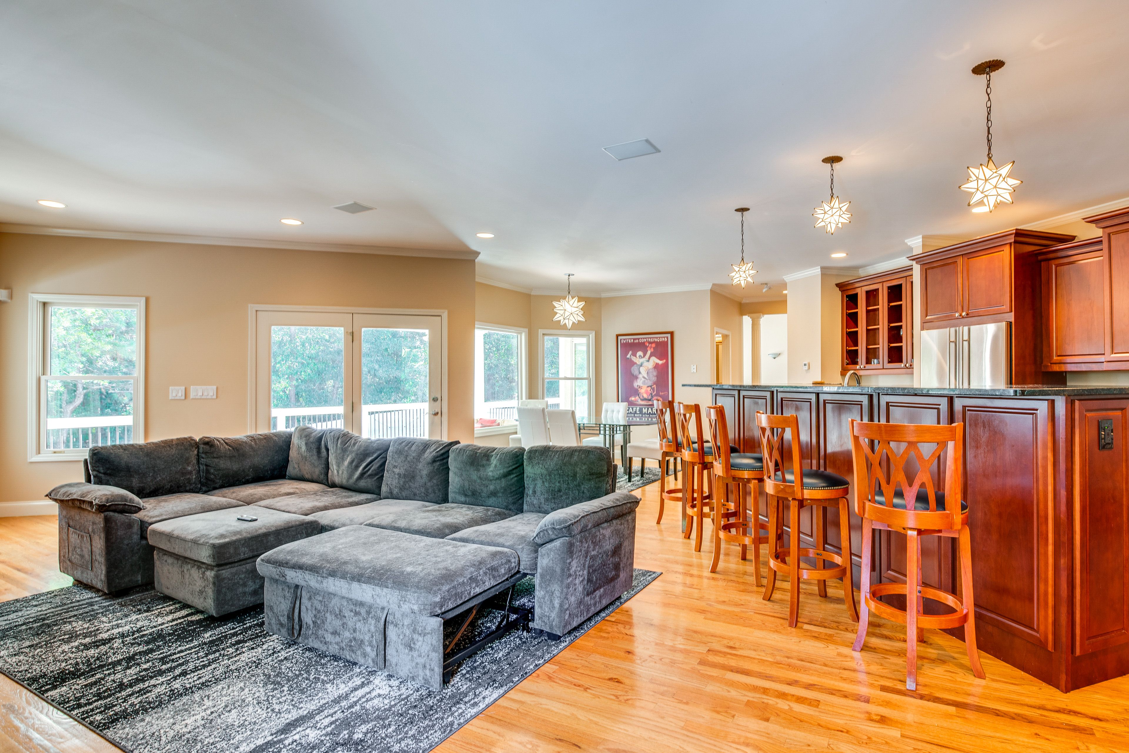 Living Room | Main Level | Smart TV | Free WiFi | Gas Fireplace