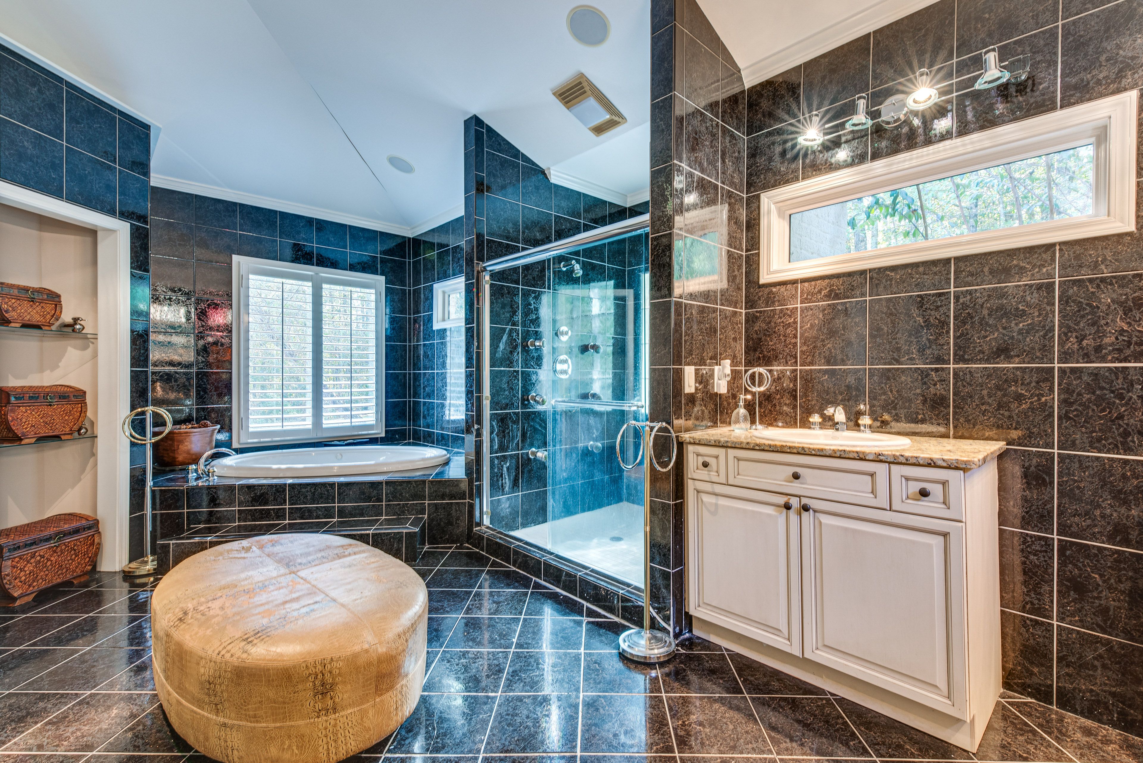 En-Suite Bathroom | Main Level | Towels Provided