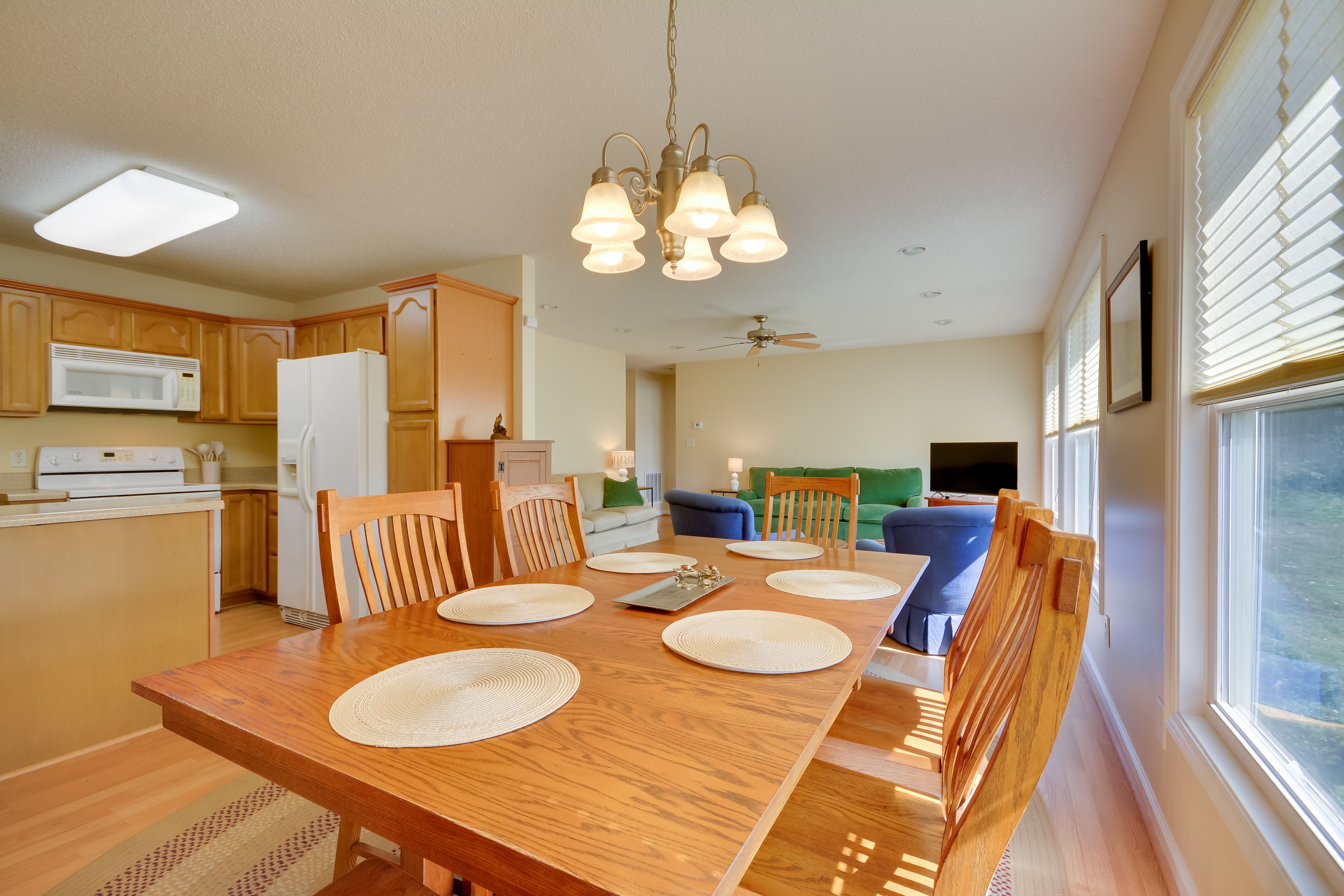 Dining Area | Dishware/Flatware Provided