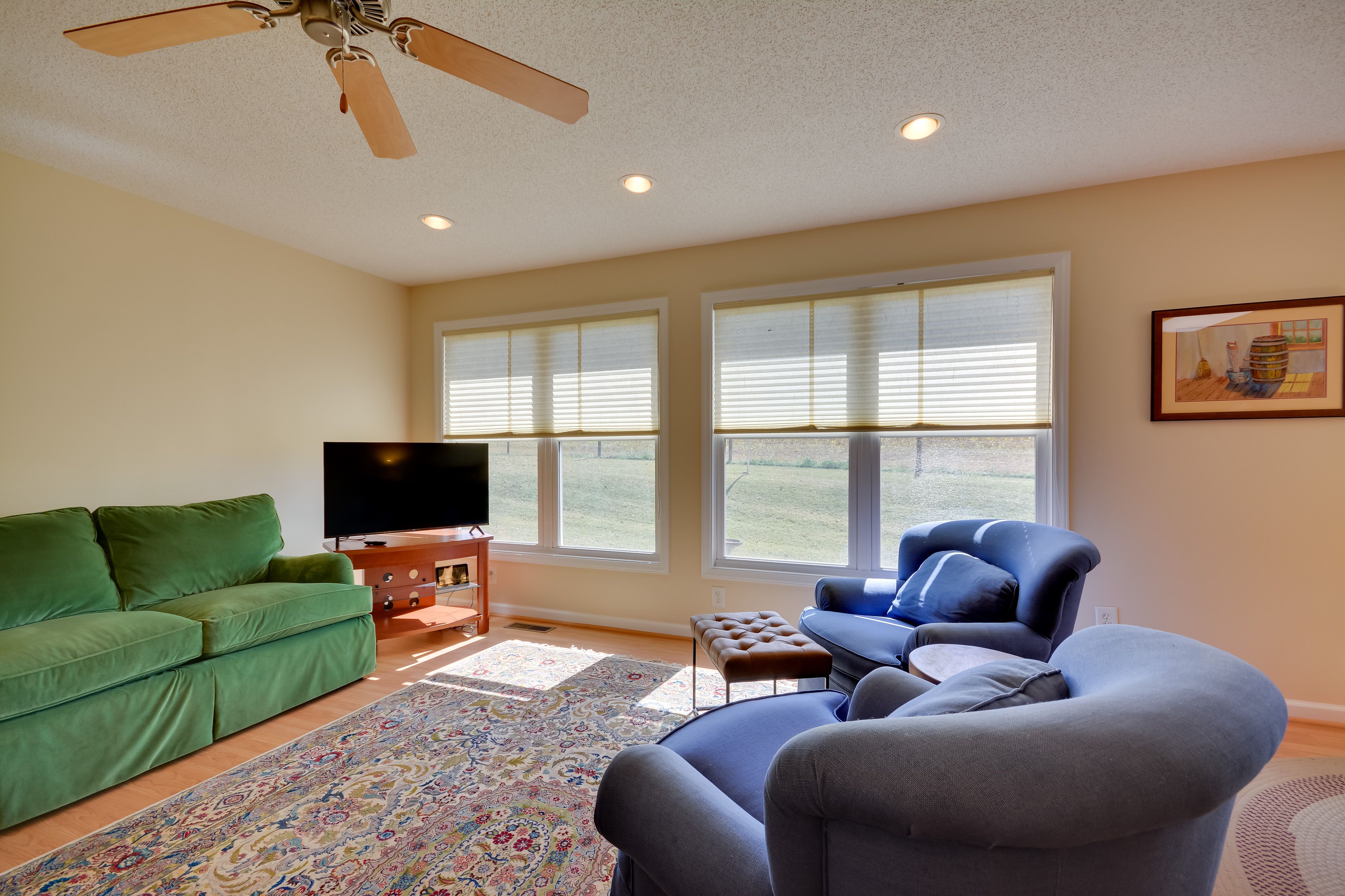 Living Room | Smart TV | Free WiFi | Central Air Conditioning/Heat