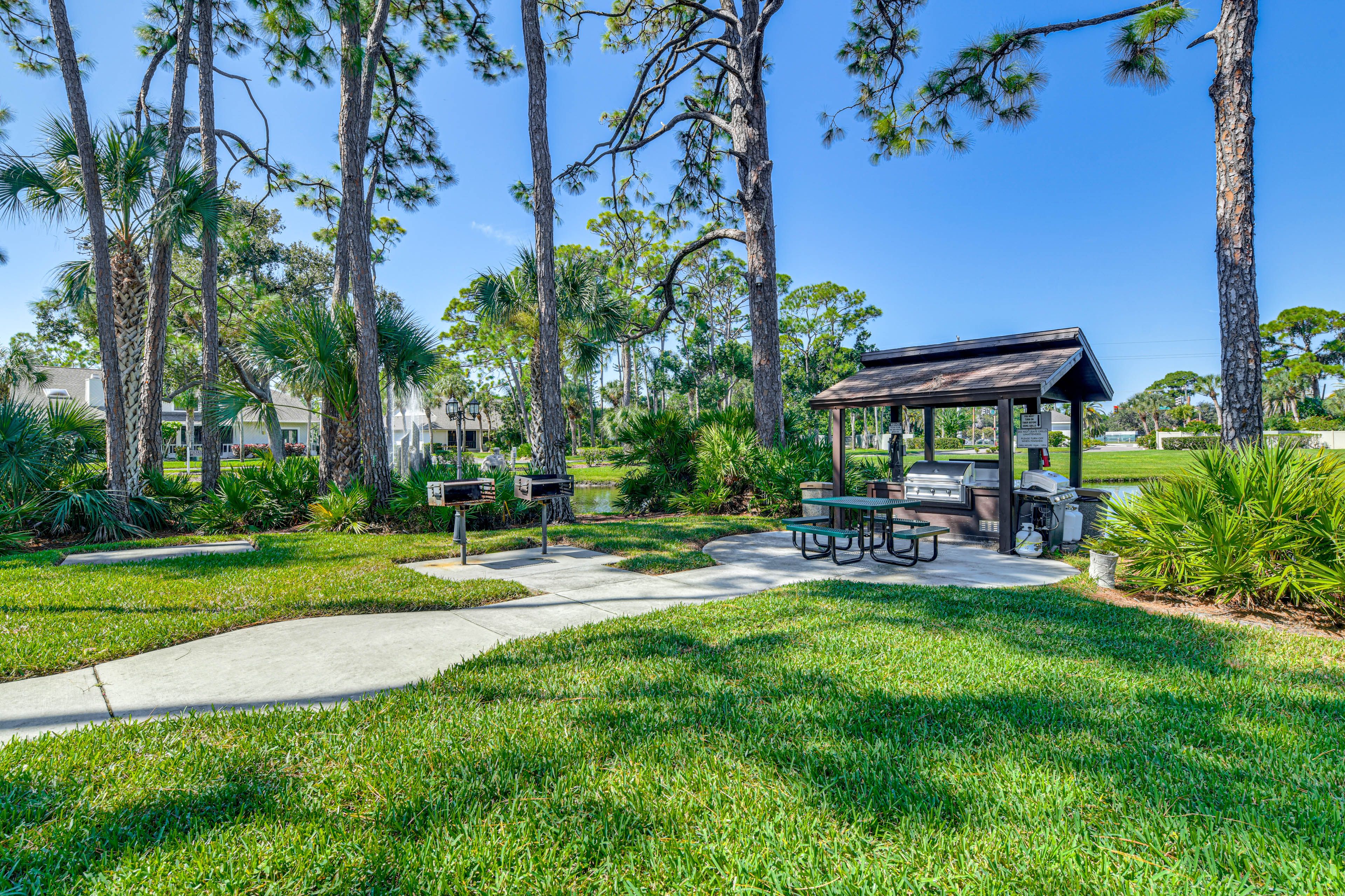 Community Amenities | Grilling & Picnic Area