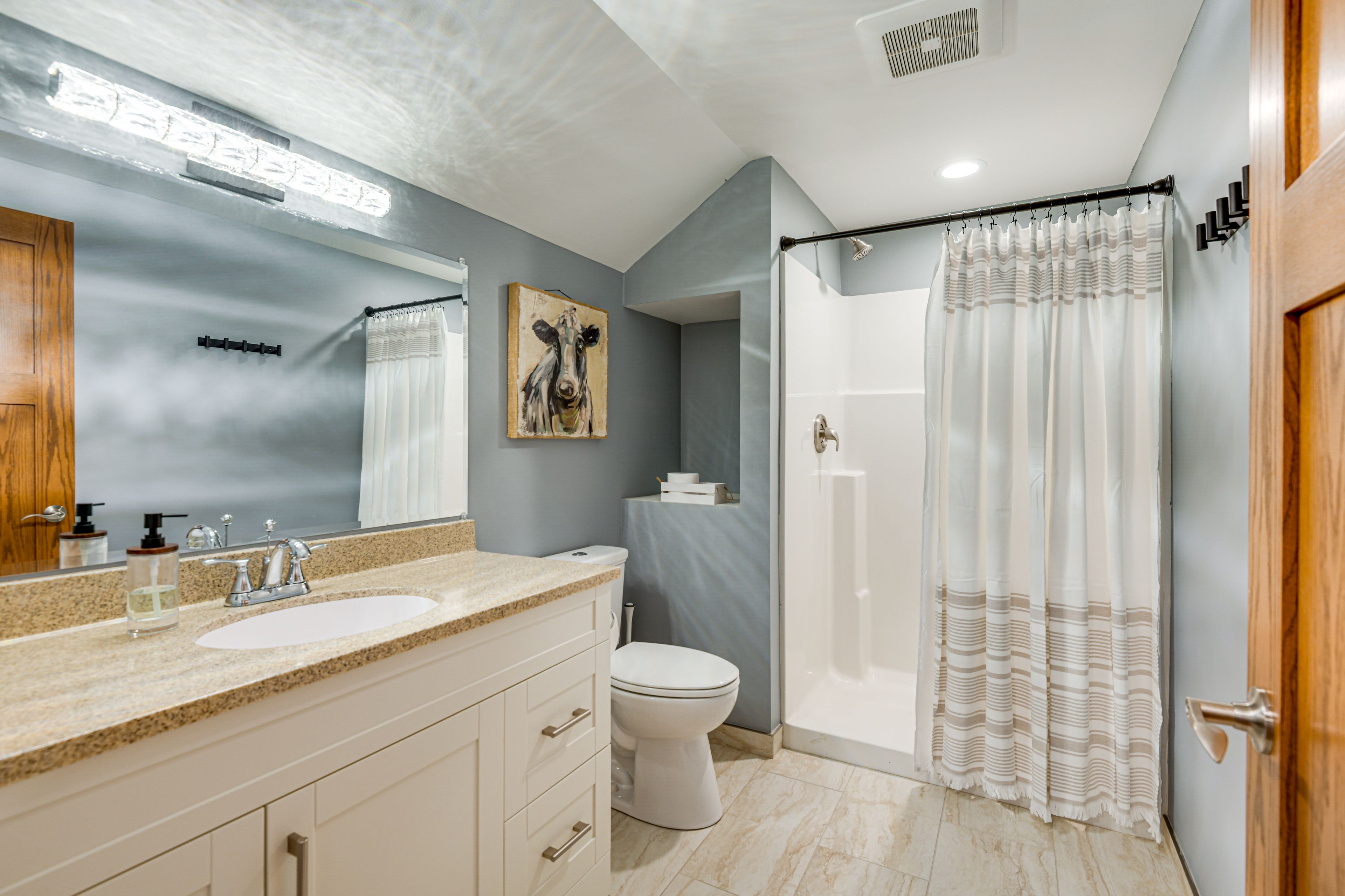 Full Bathroom | Hair Dryer | 2nd Floor