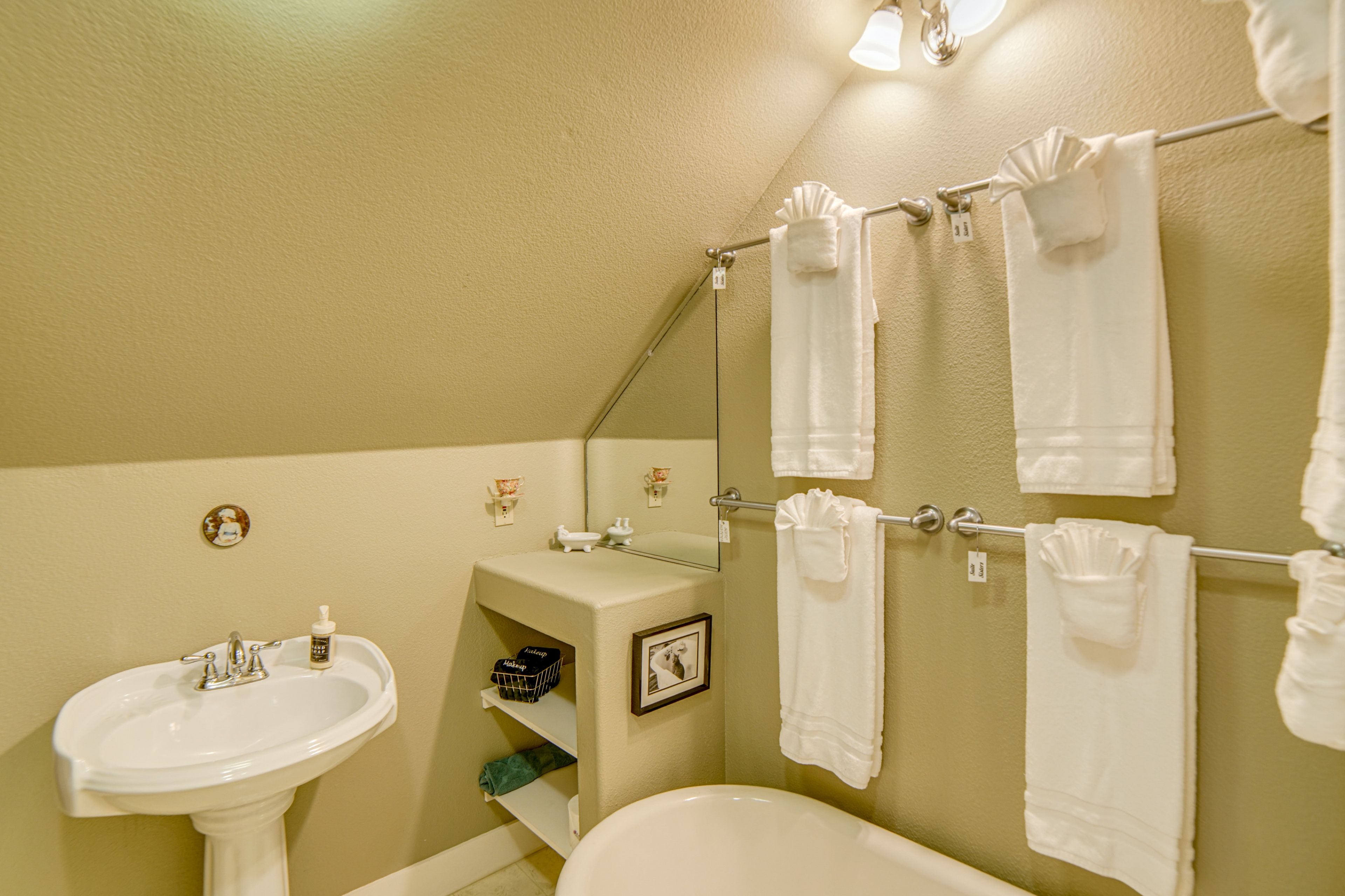 Full Bathroom | 2nd Floor