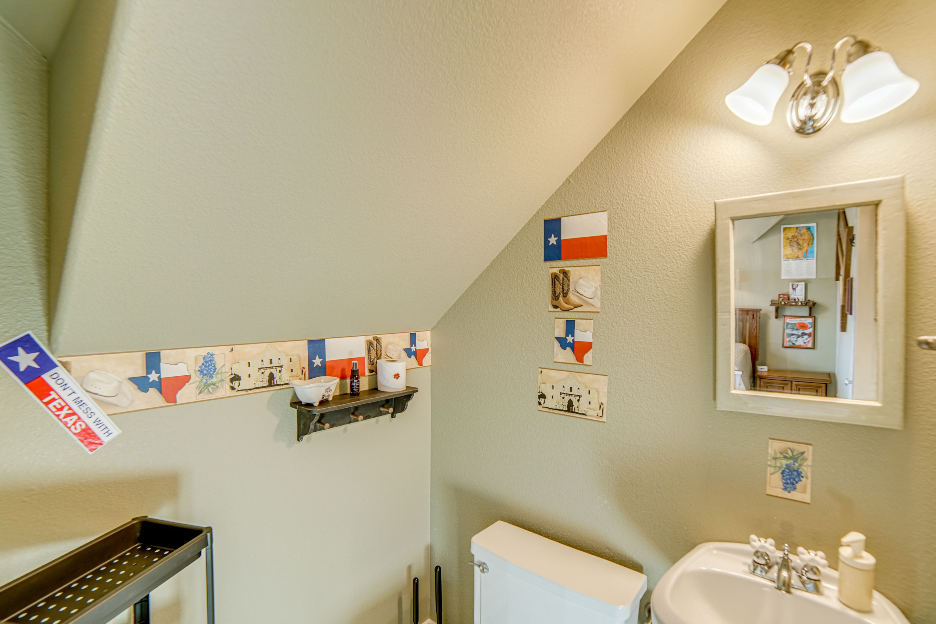 En-Suite Half Bathroom | 2nd Floor