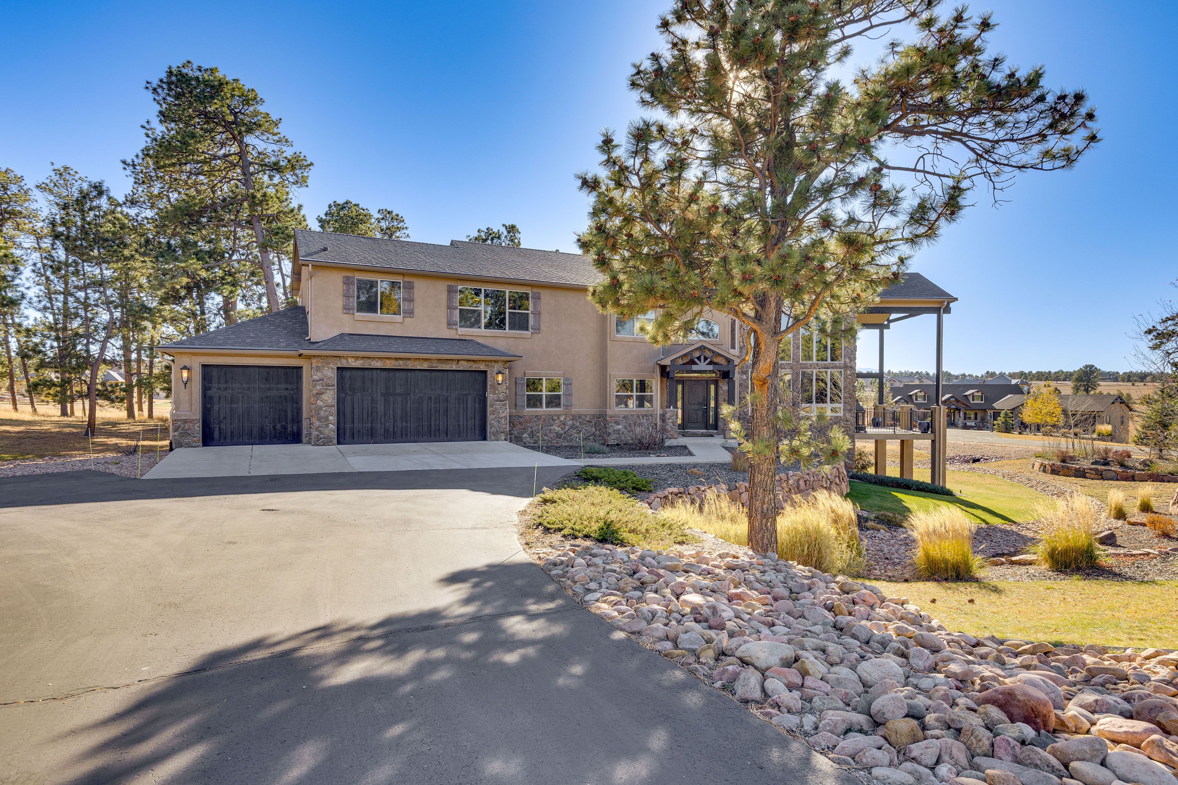 Parking | Garage (2 Vehicles) | Driveway (4 Vehicles)