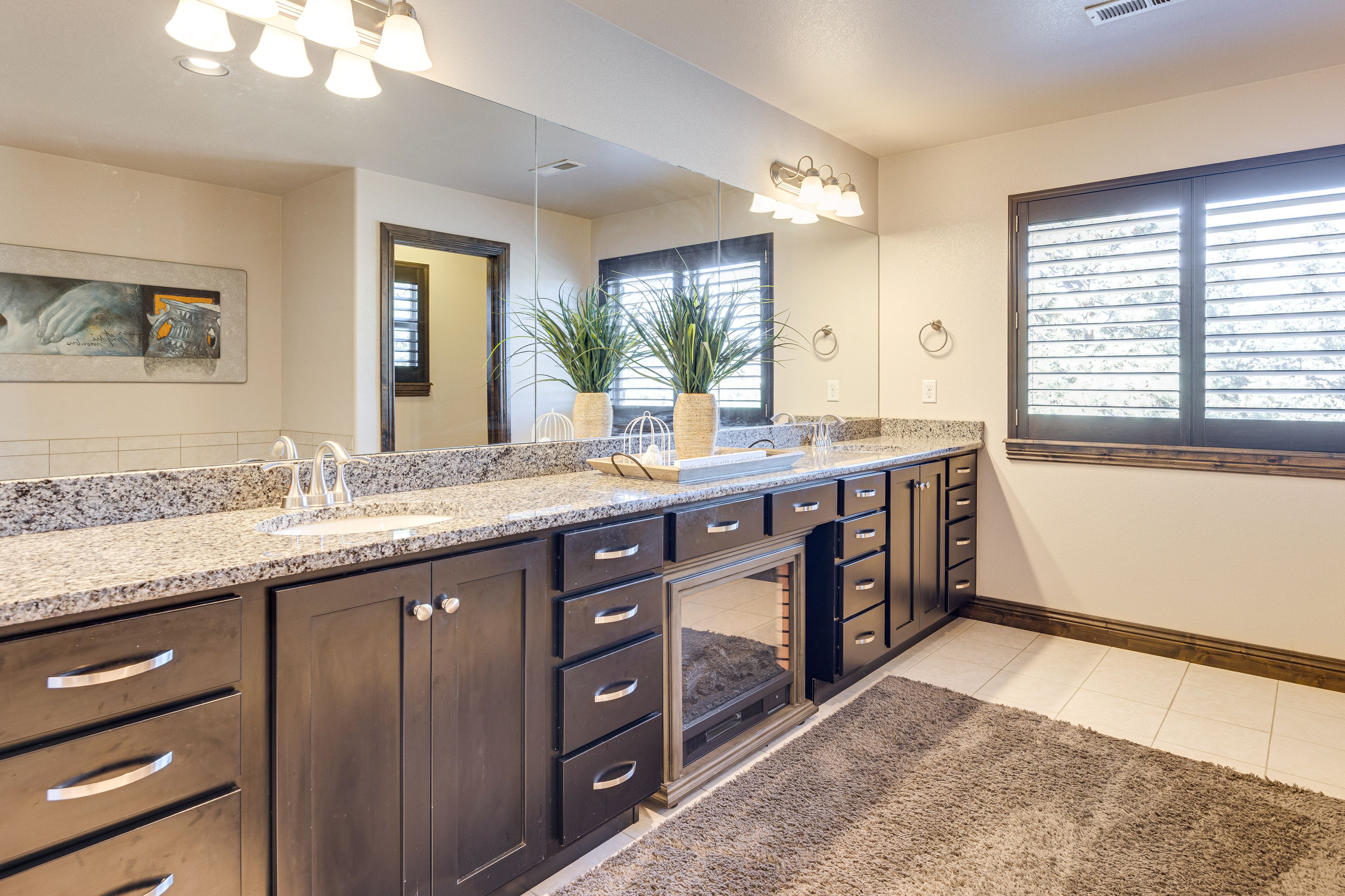 En-Suite Bathroom | Fireplace | Towels Provided | 2nd Floor