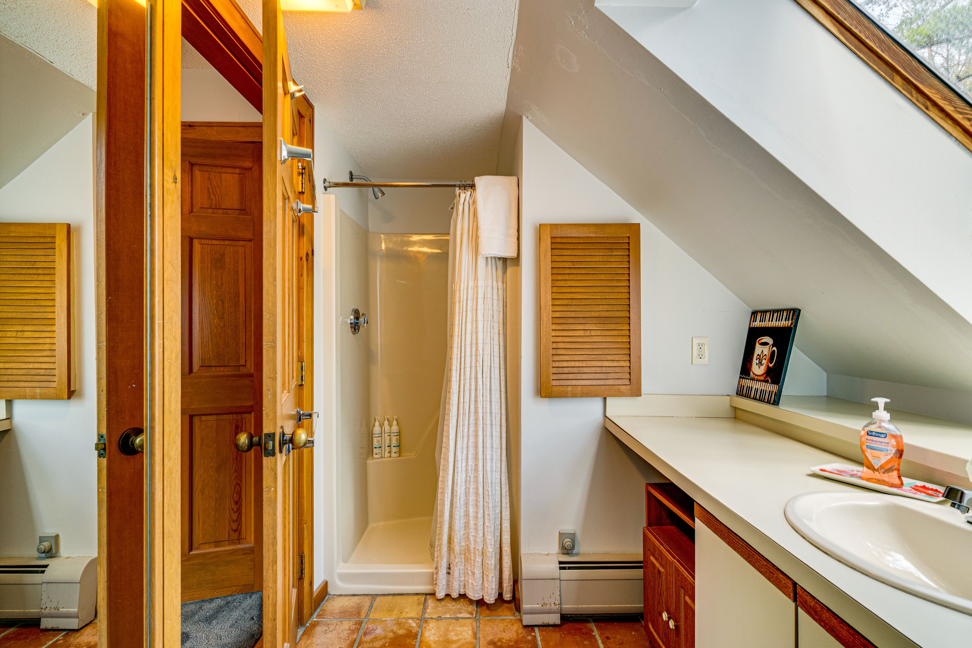 Full Bath | 2nd Floor