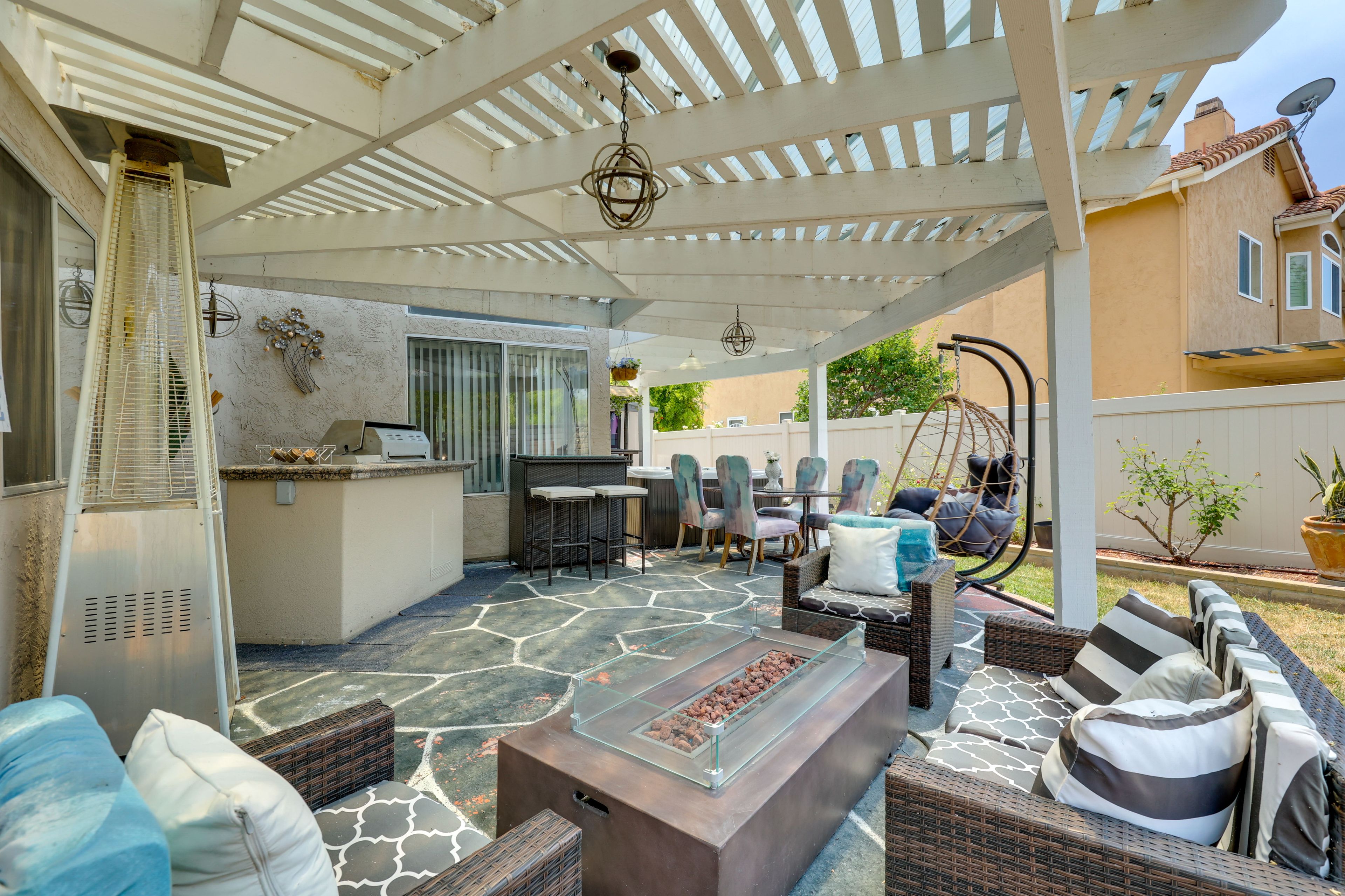 Oceanside Vacation Rental | 5BR | 3BA | 2,400 Sq Ft | 2 Step to Enter