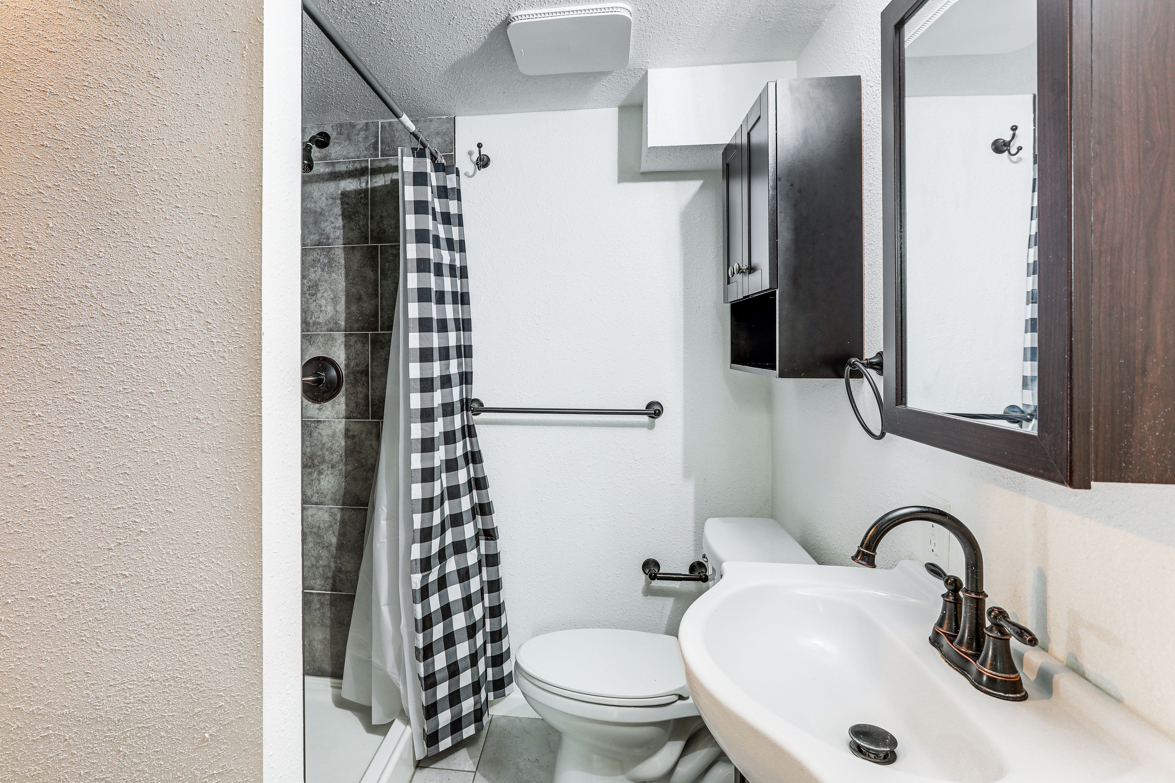 Full Bathroom | Towels Provided