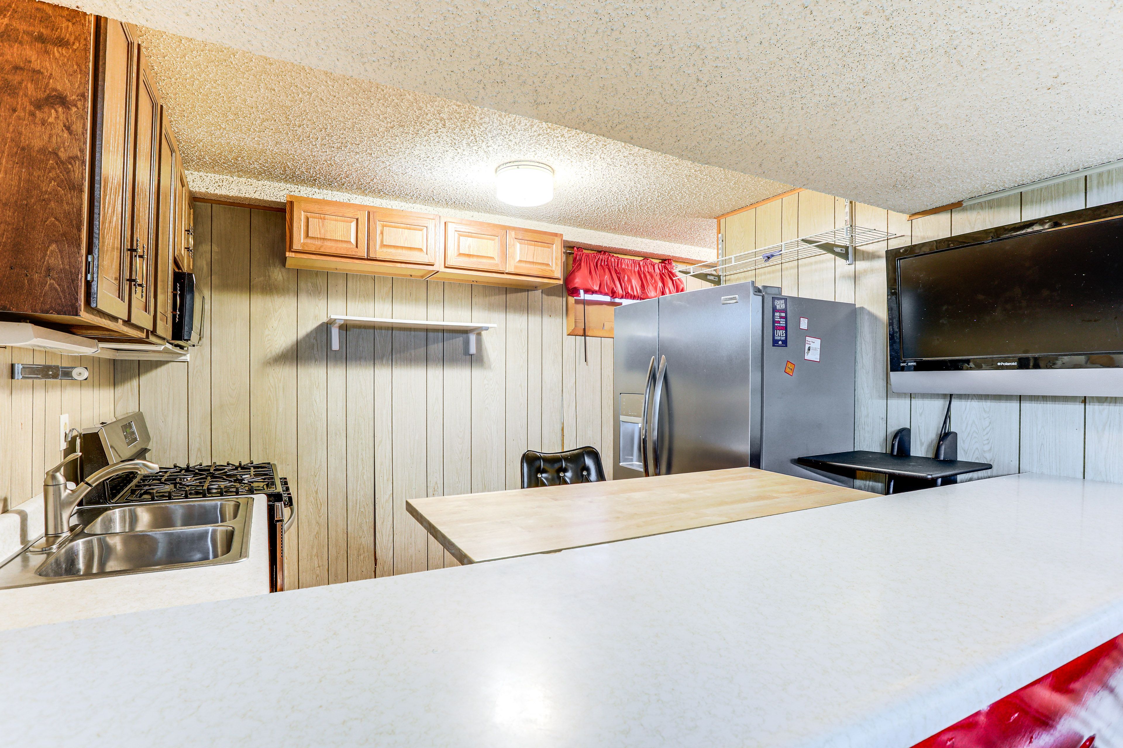 Breakfast Bar | Kitchen | TV