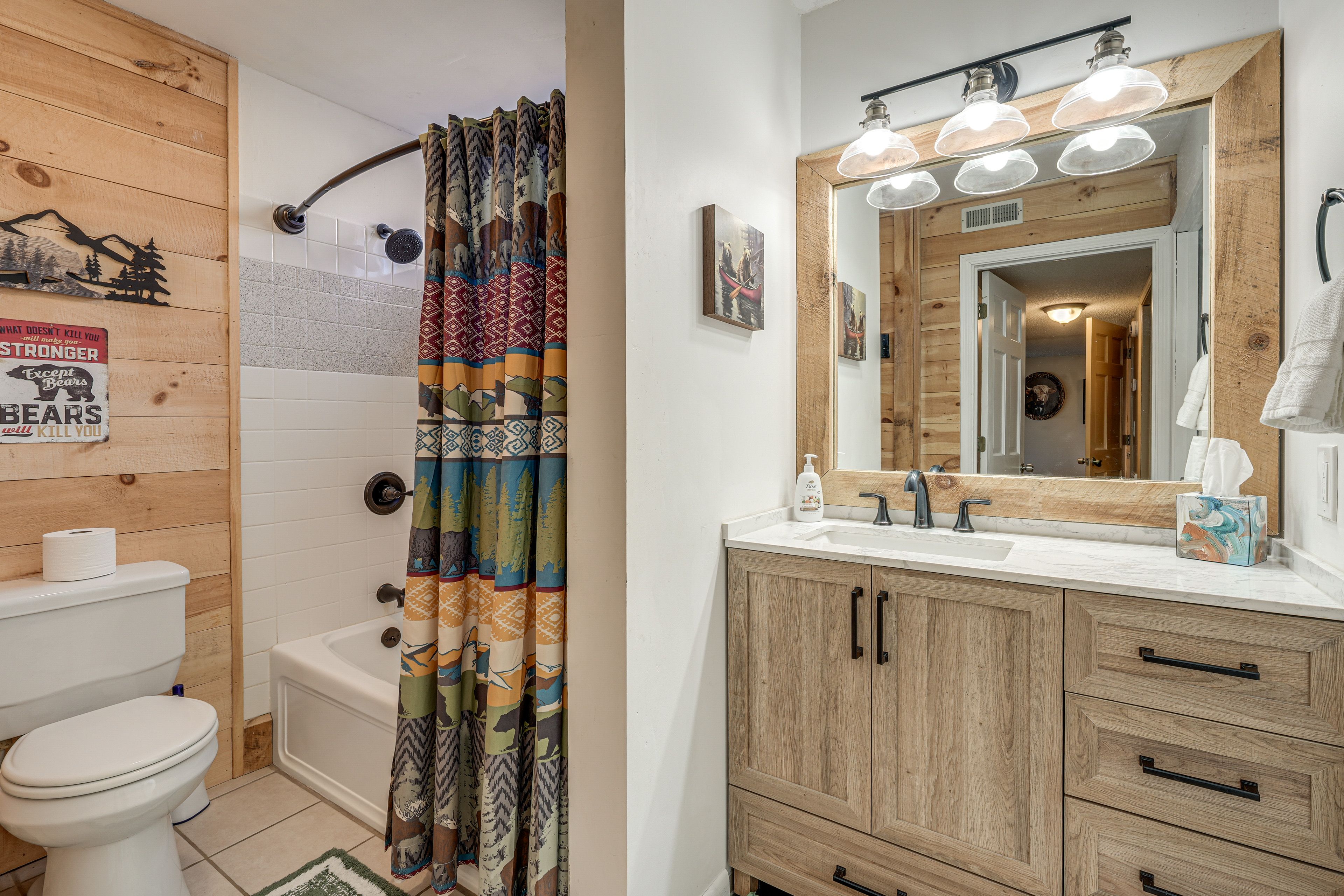 Full Bathroom | Main Level | Towels Provided