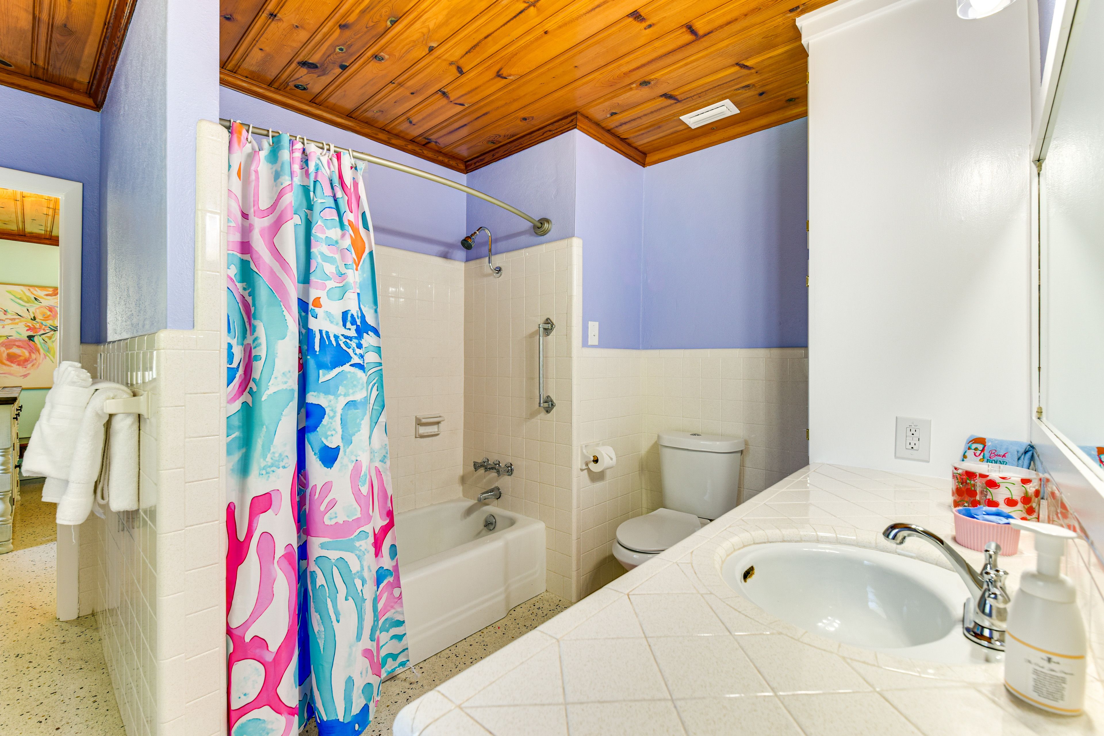 Full Bathroom | Towels Provided
