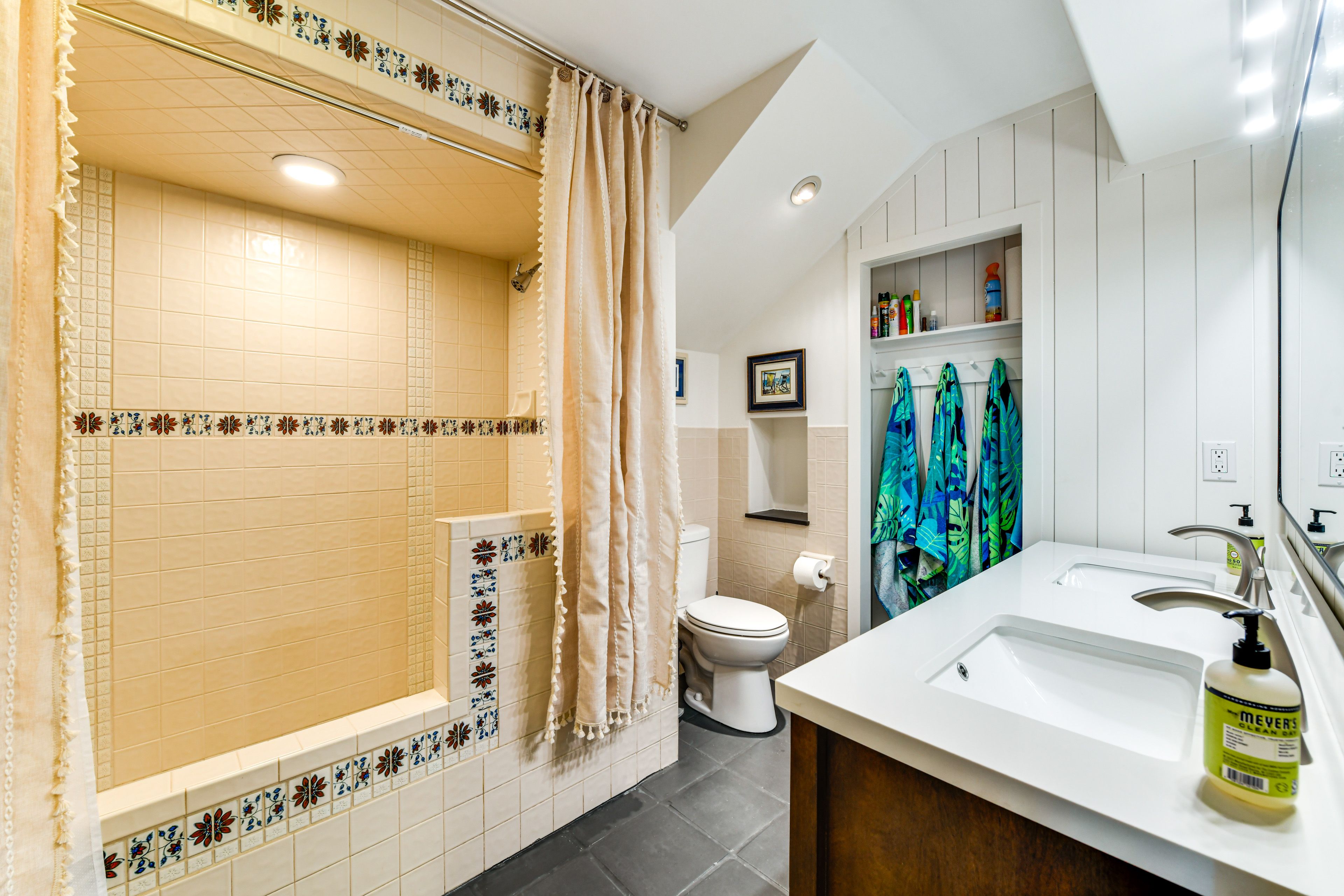 Full Bathroom | Upper Level