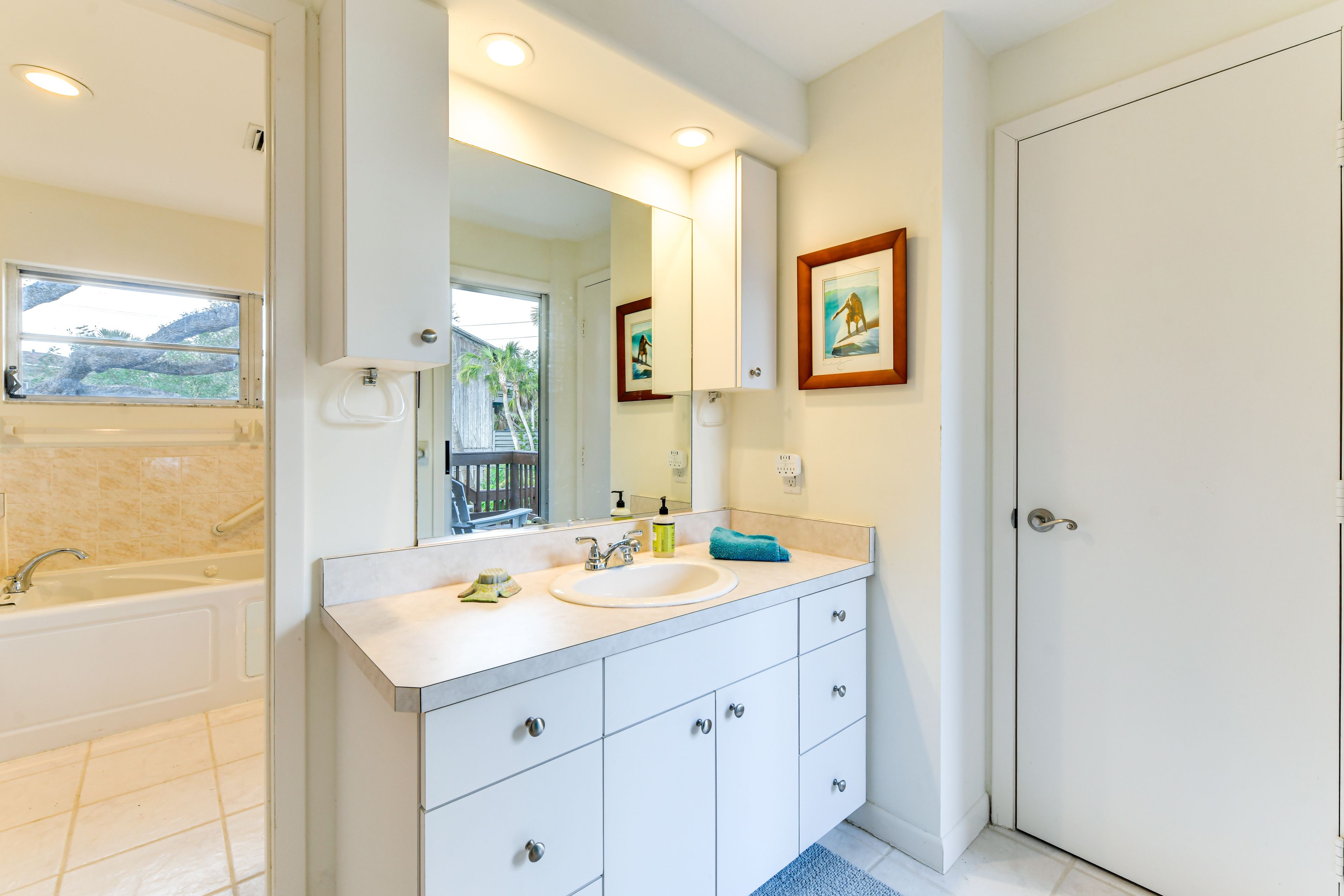 Full Bathroom | Towels Provided | Jetted Tub | Upper Level