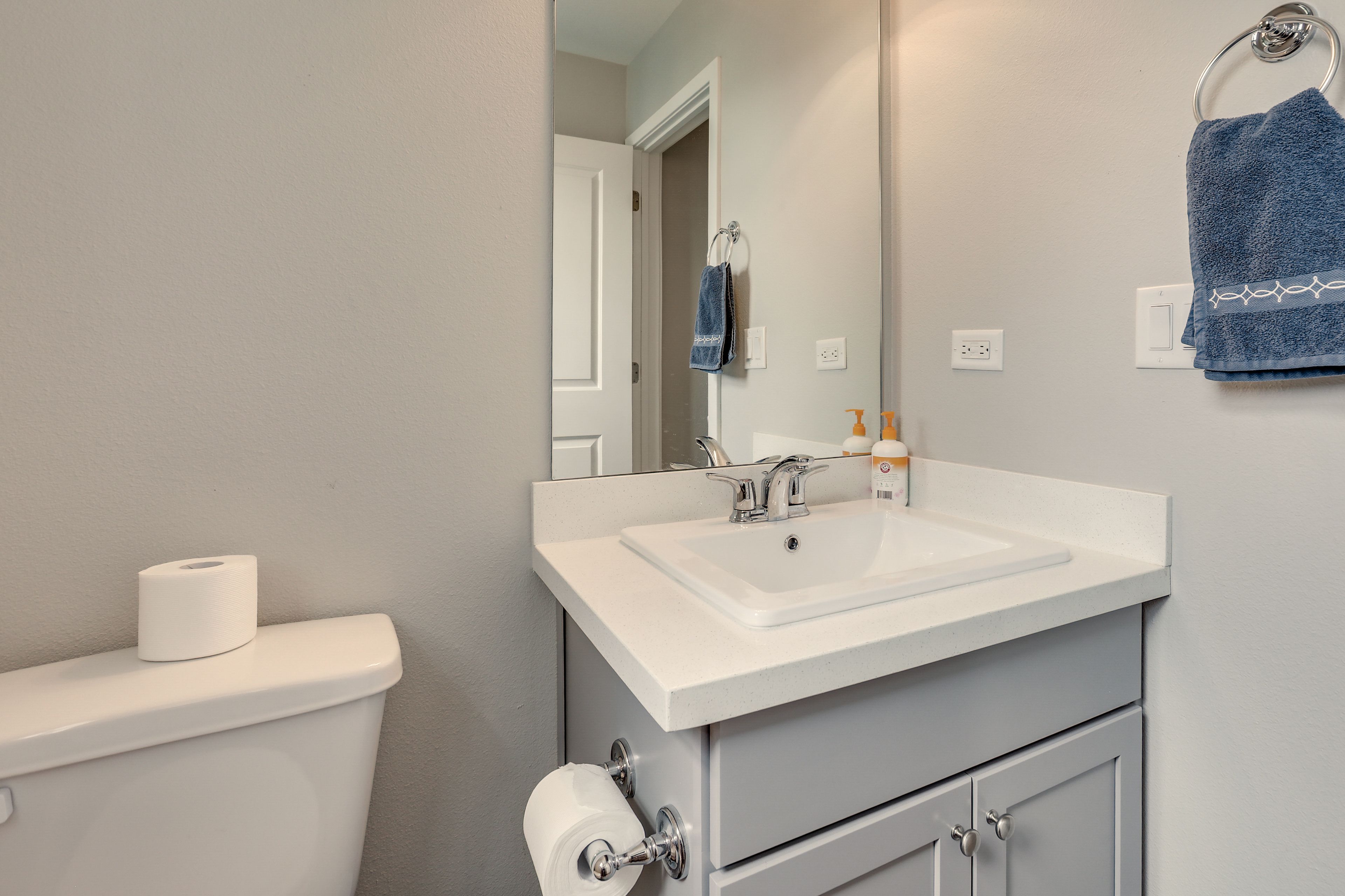 Half Bathroom | 2nd Floor | Towels Provided