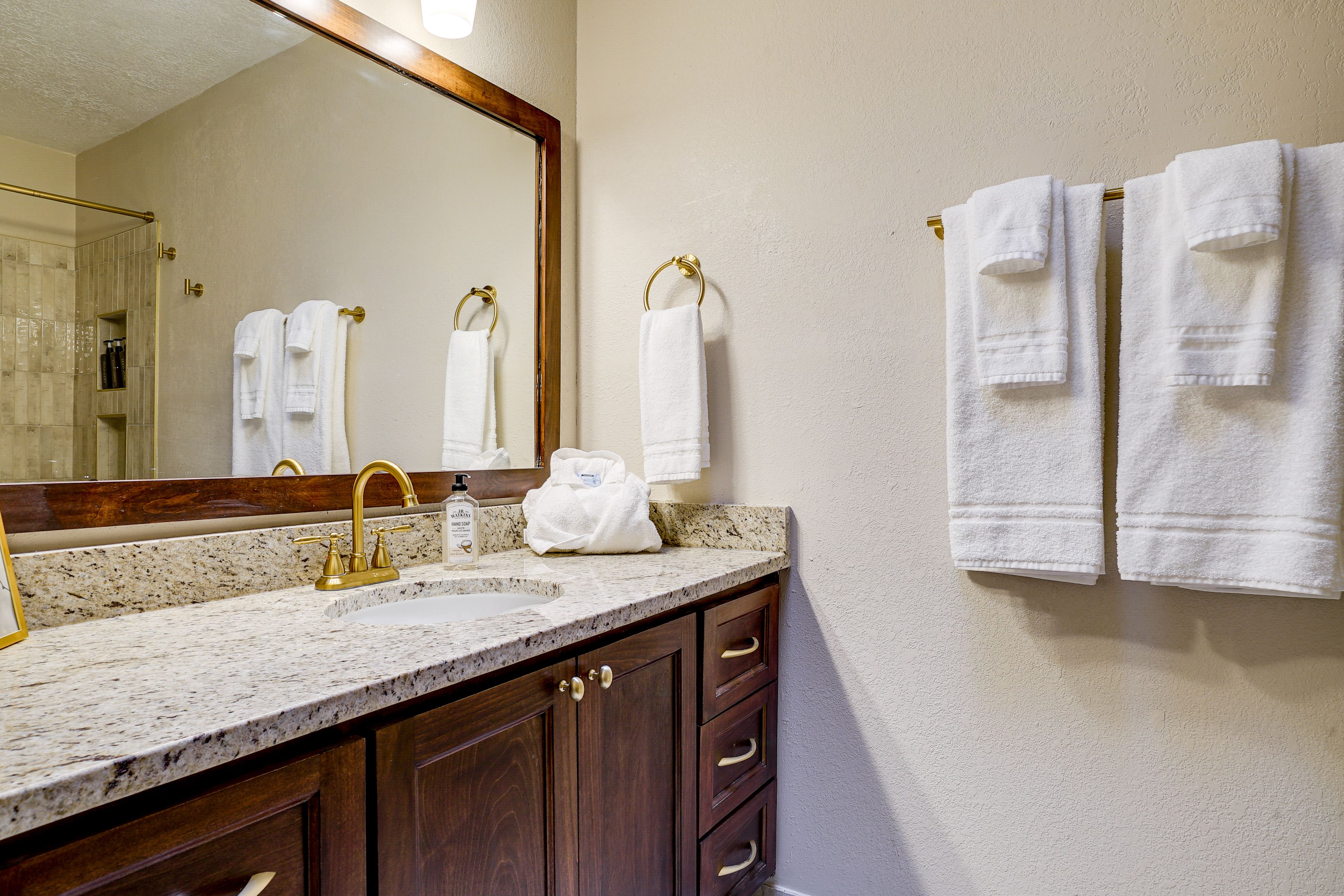 Full Bathroom | Complimentary Toiletries