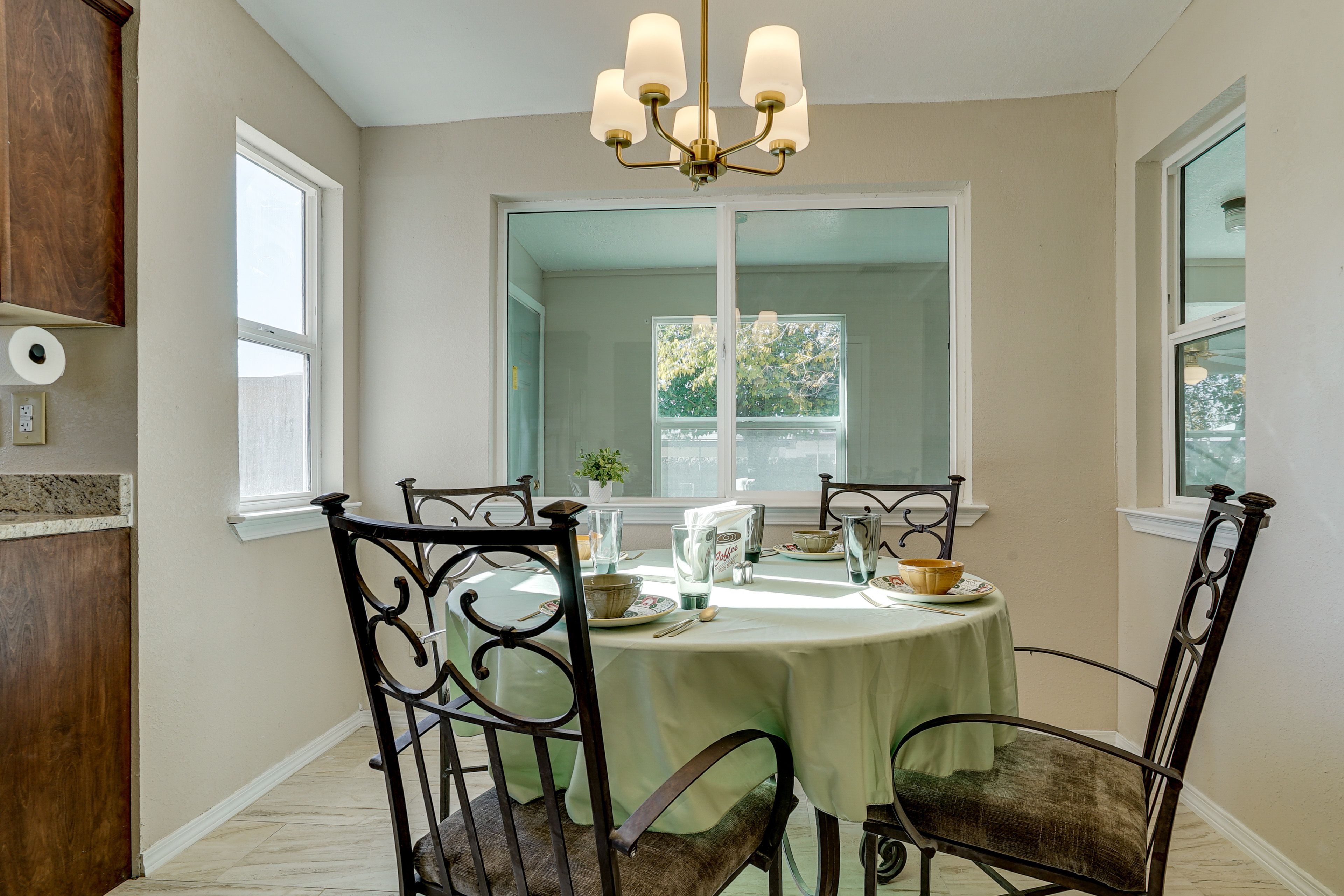 Dining Area | Dishware & Flatware Provided